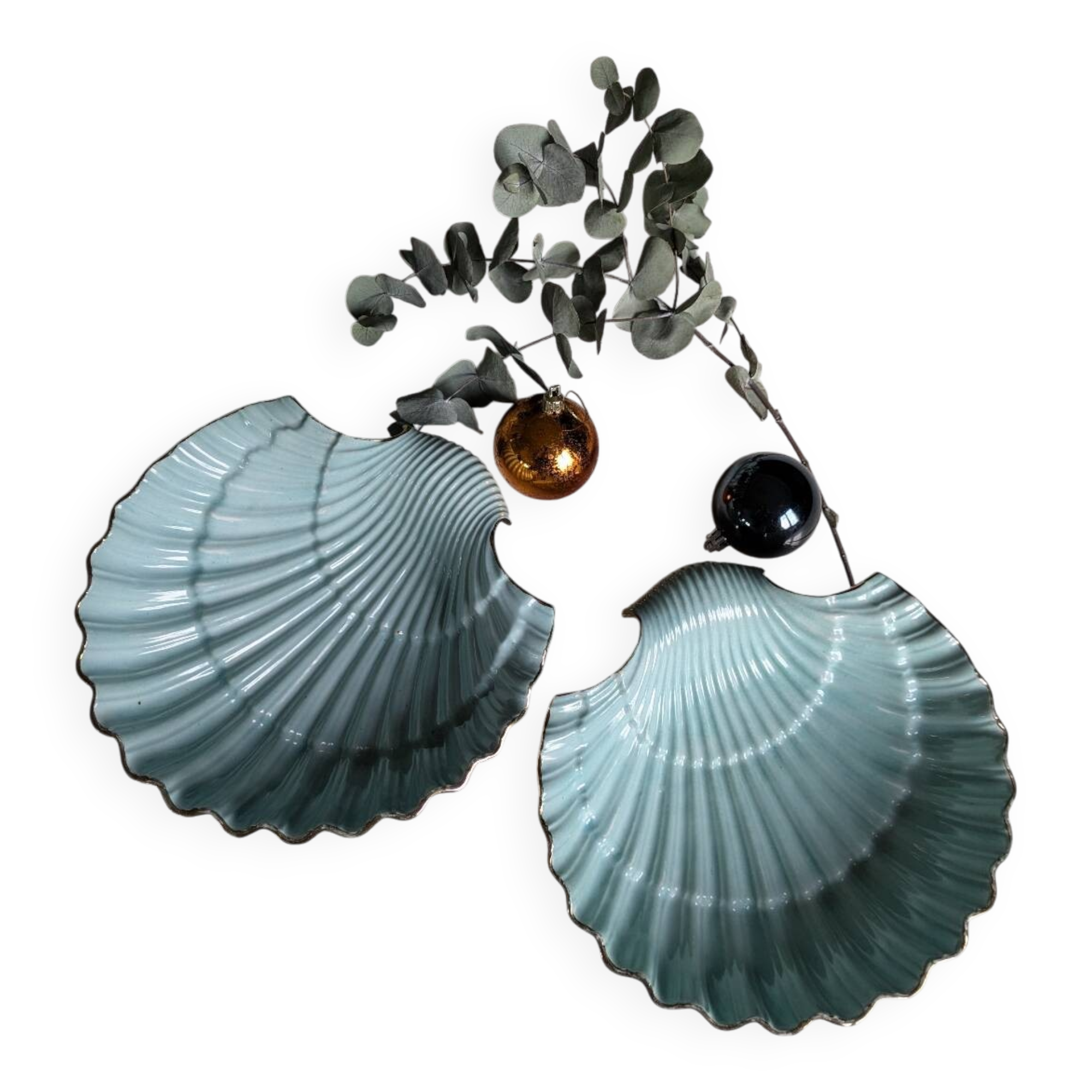Shell-shaped porcelain dishes.