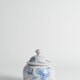 Bonbonnière en porcelaine florale bleu français de Swedish Grace par Allan Eberling, Bo Fajans.