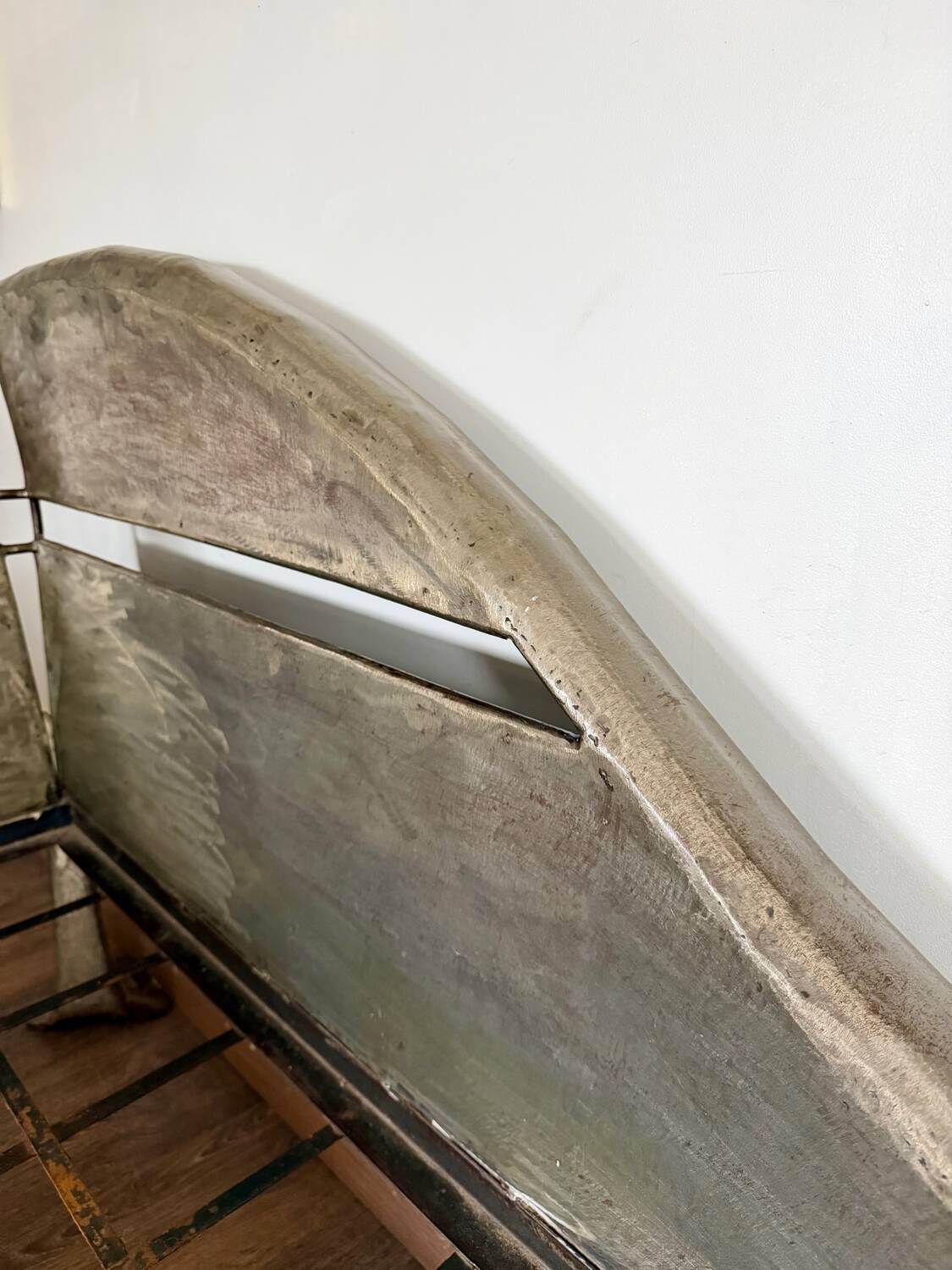 Handcrafted metal chaise longue