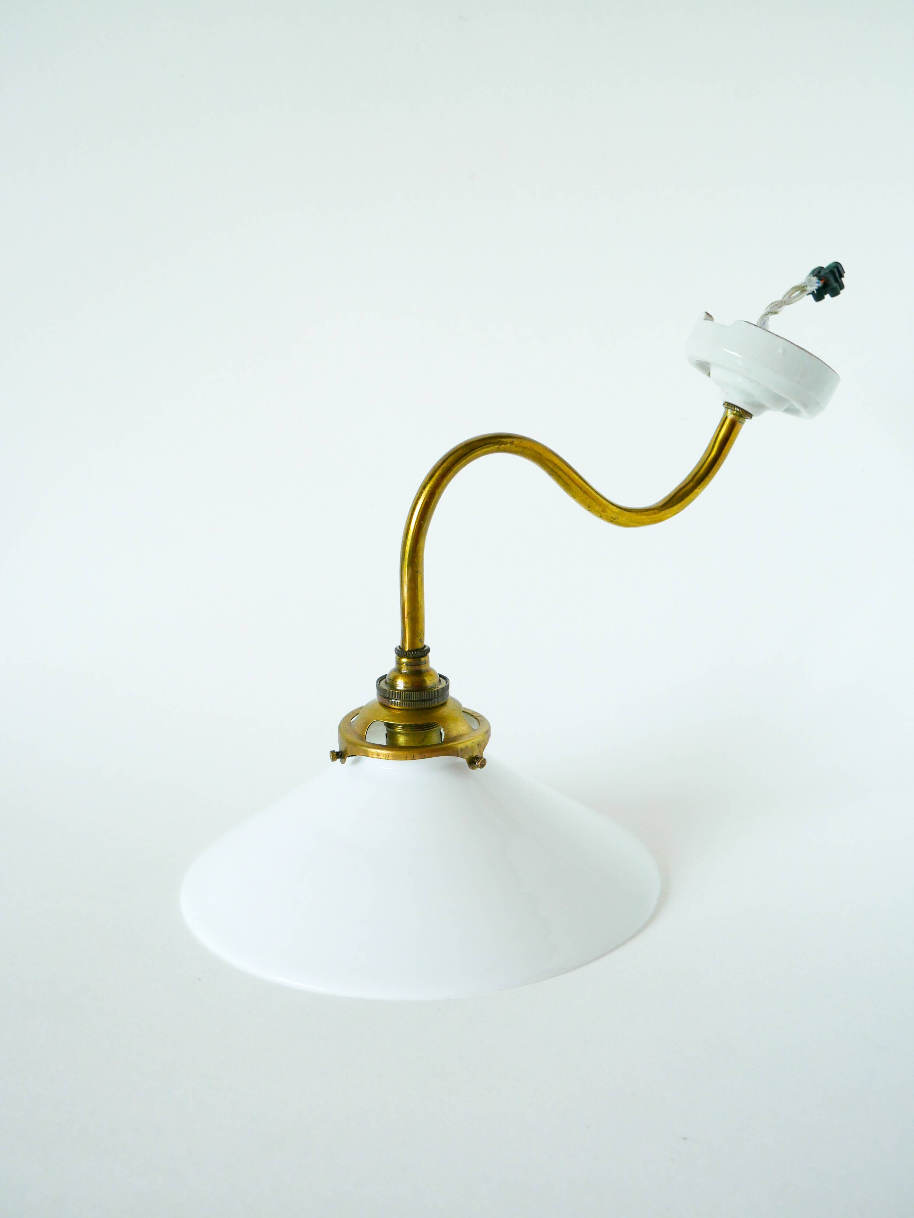 Swan neck wall light in smooth opaline and brass, early 20th century.