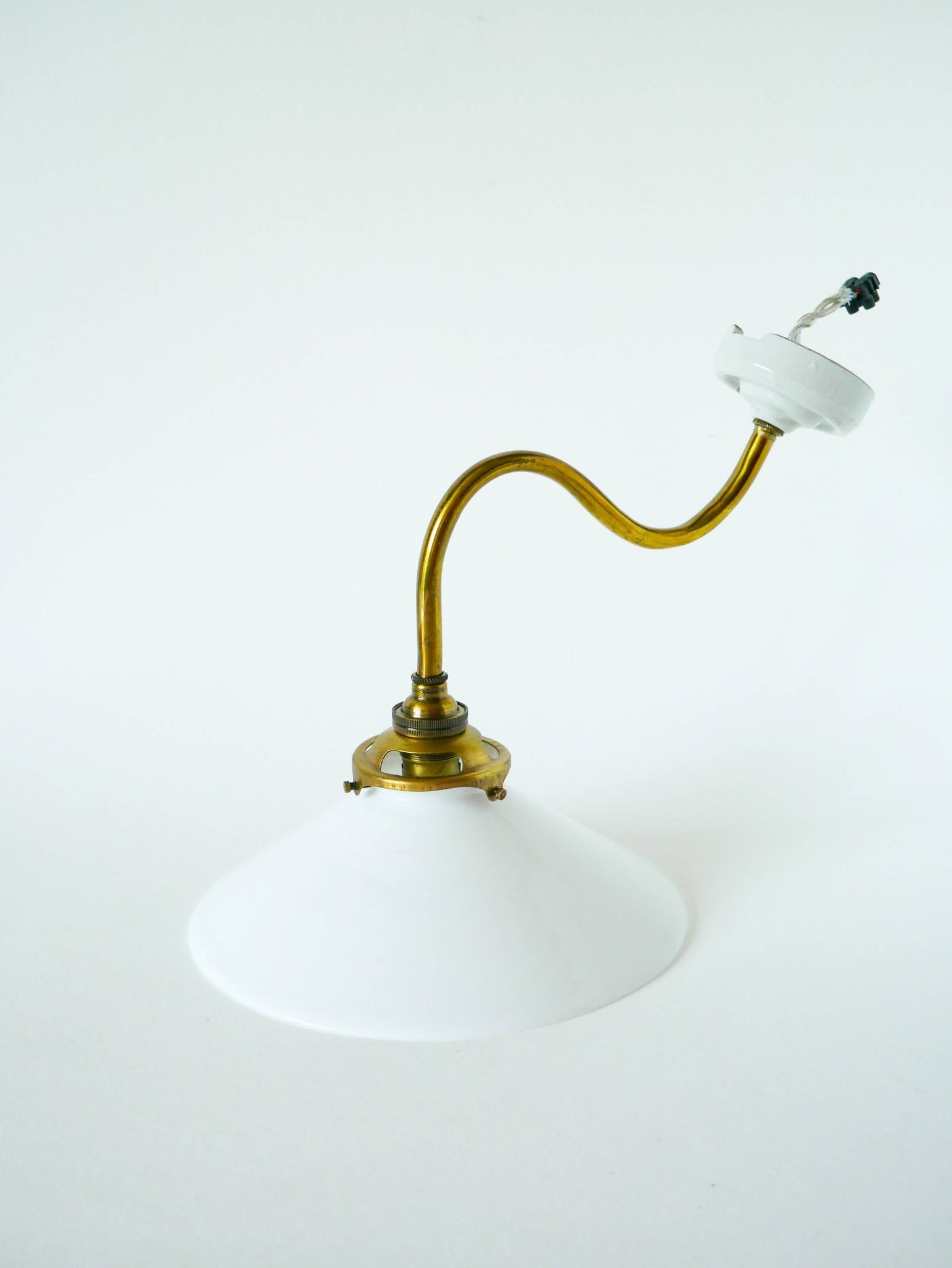 Swan neck wall light in smooth opaline and brass, early 20th century.