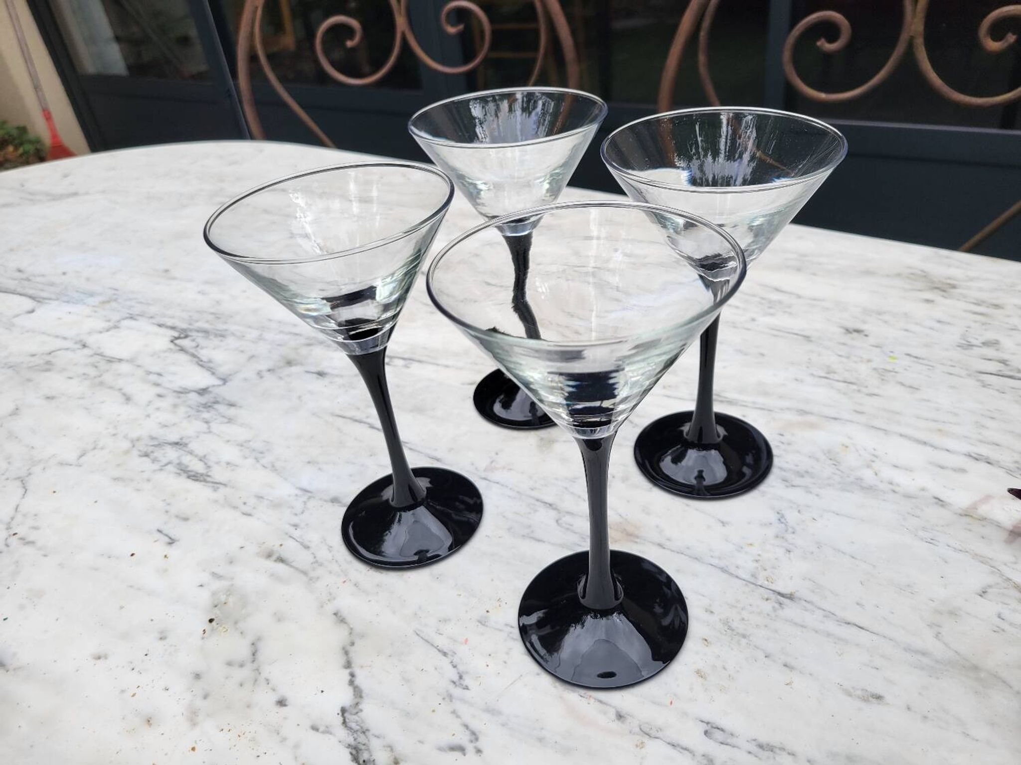 4 verres à cocktail et carafe assortie