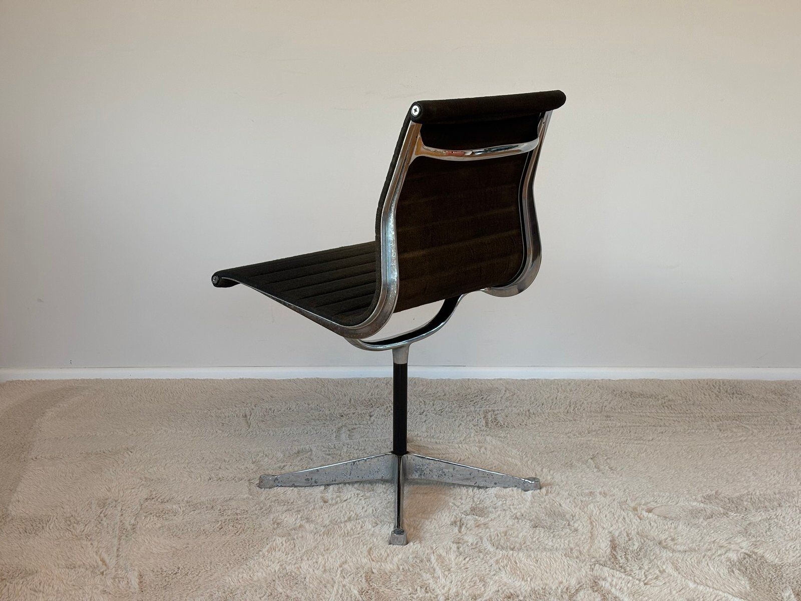 Model EA 105 aluminium chair by Eames for Herman Miller, 1970s