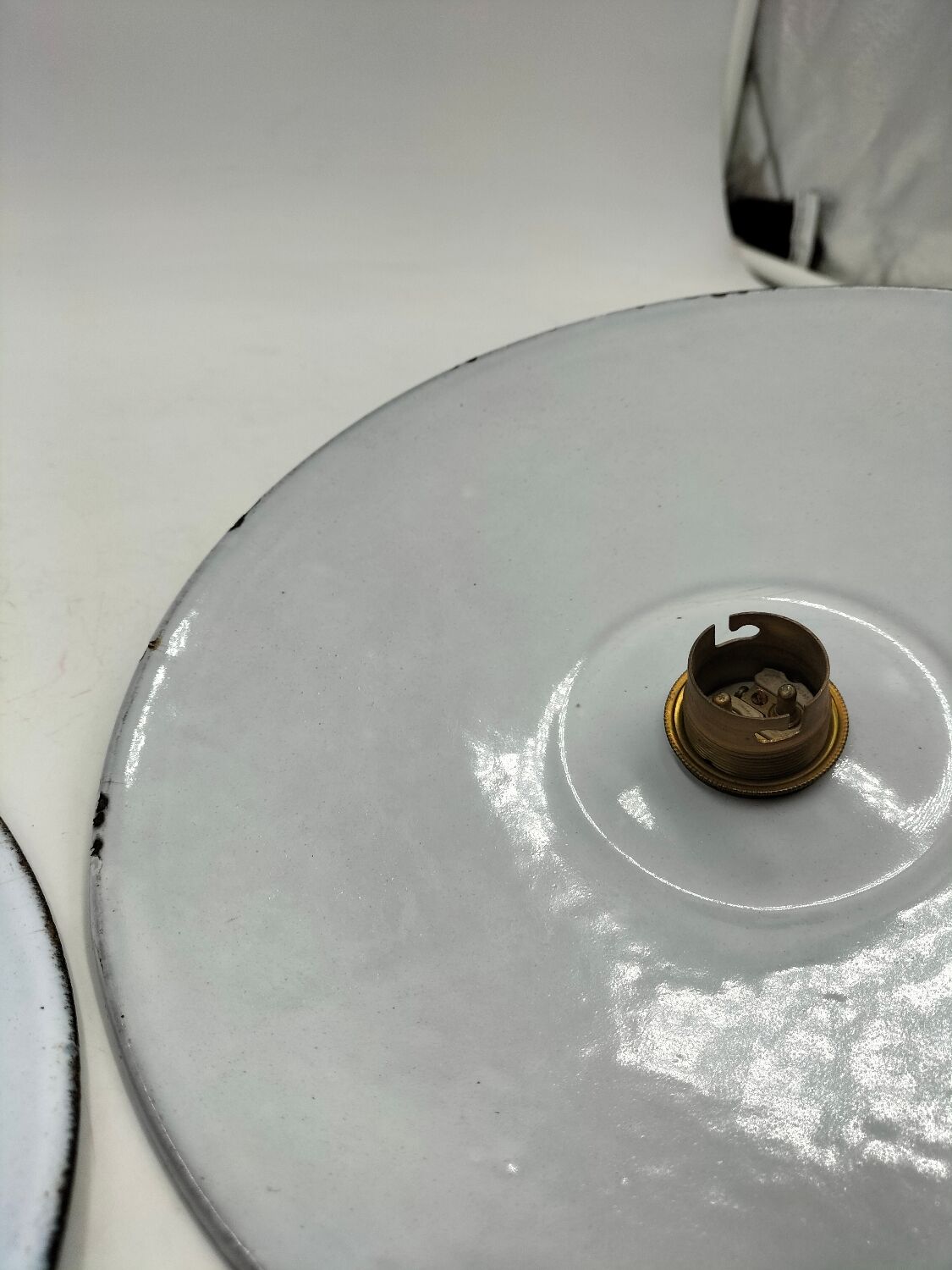 2 suspensions en tôles émaillées