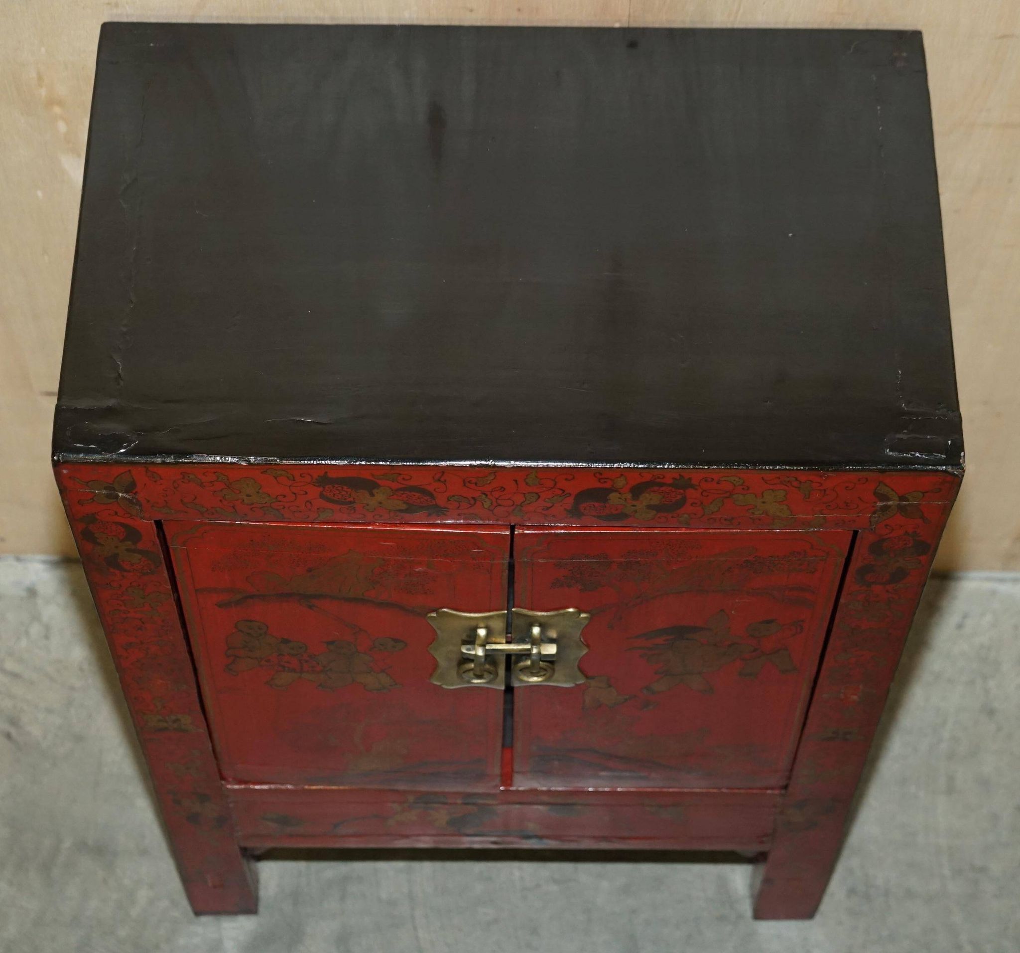 Armoirechinoise antique laquée à la main, grande armoire latérale