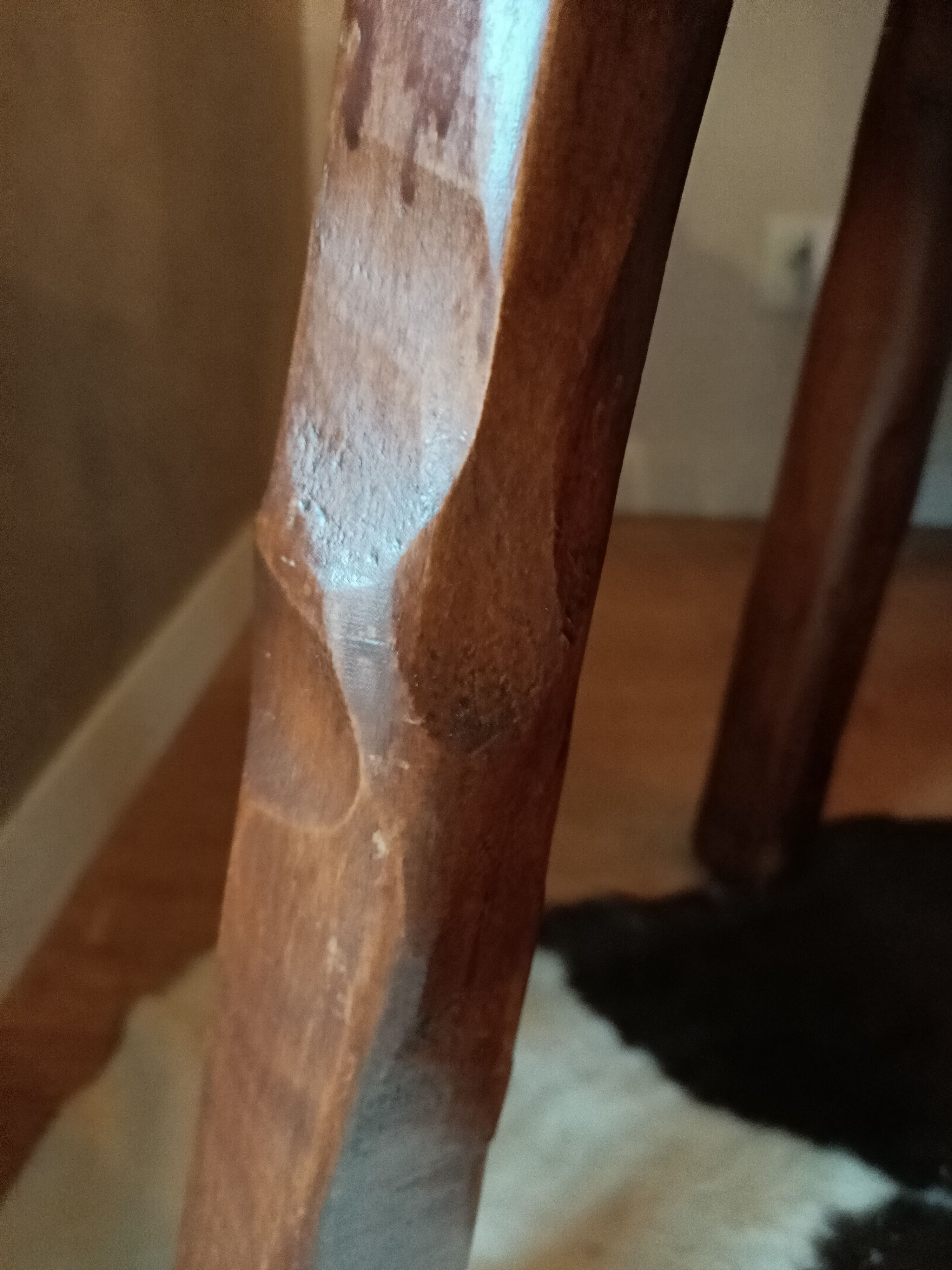 Chaise brutaliste tripode