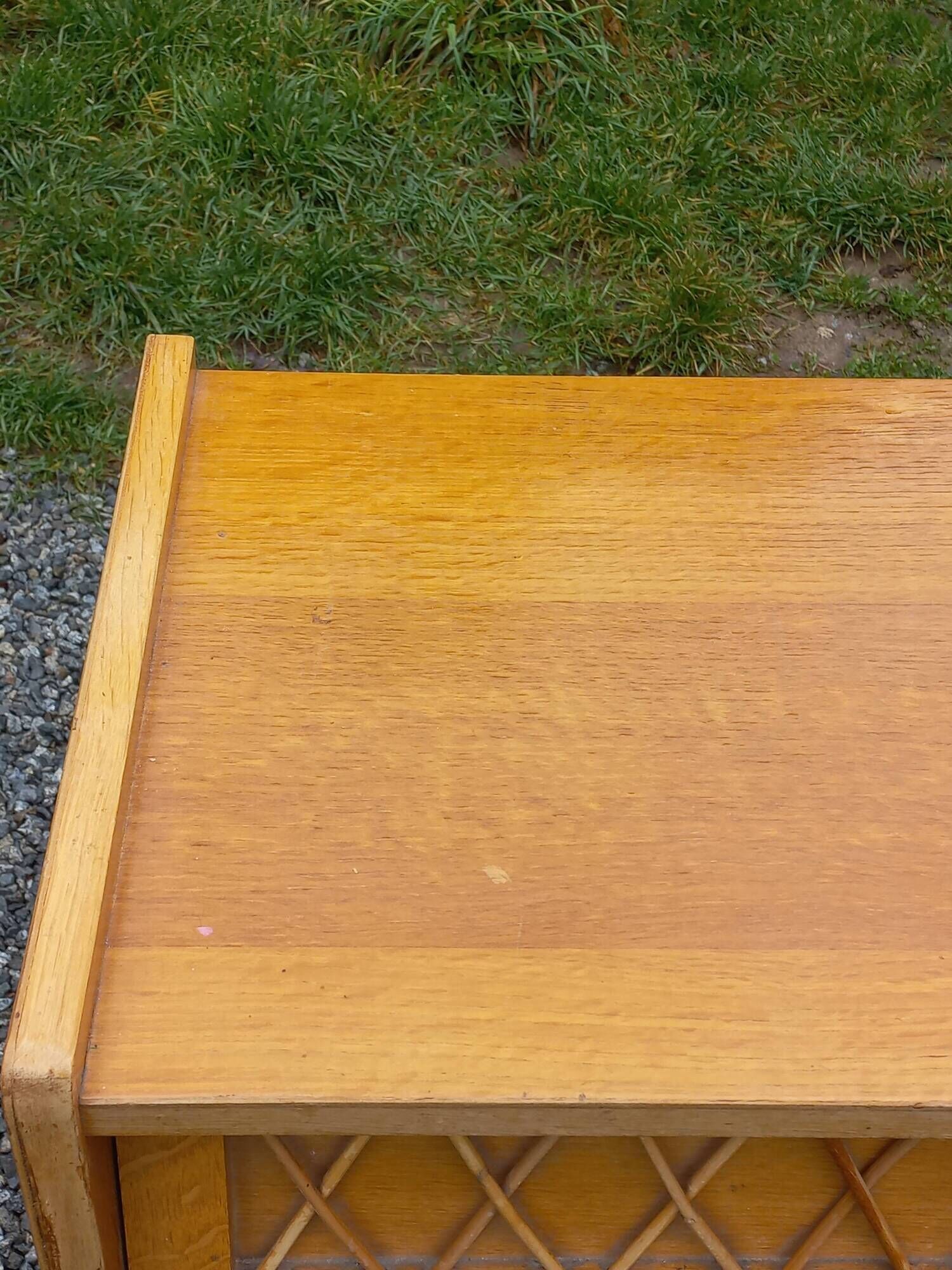 Vintage chest of drawers in light oak and rattan with tapered legs, 3 drawers from the 1950s.