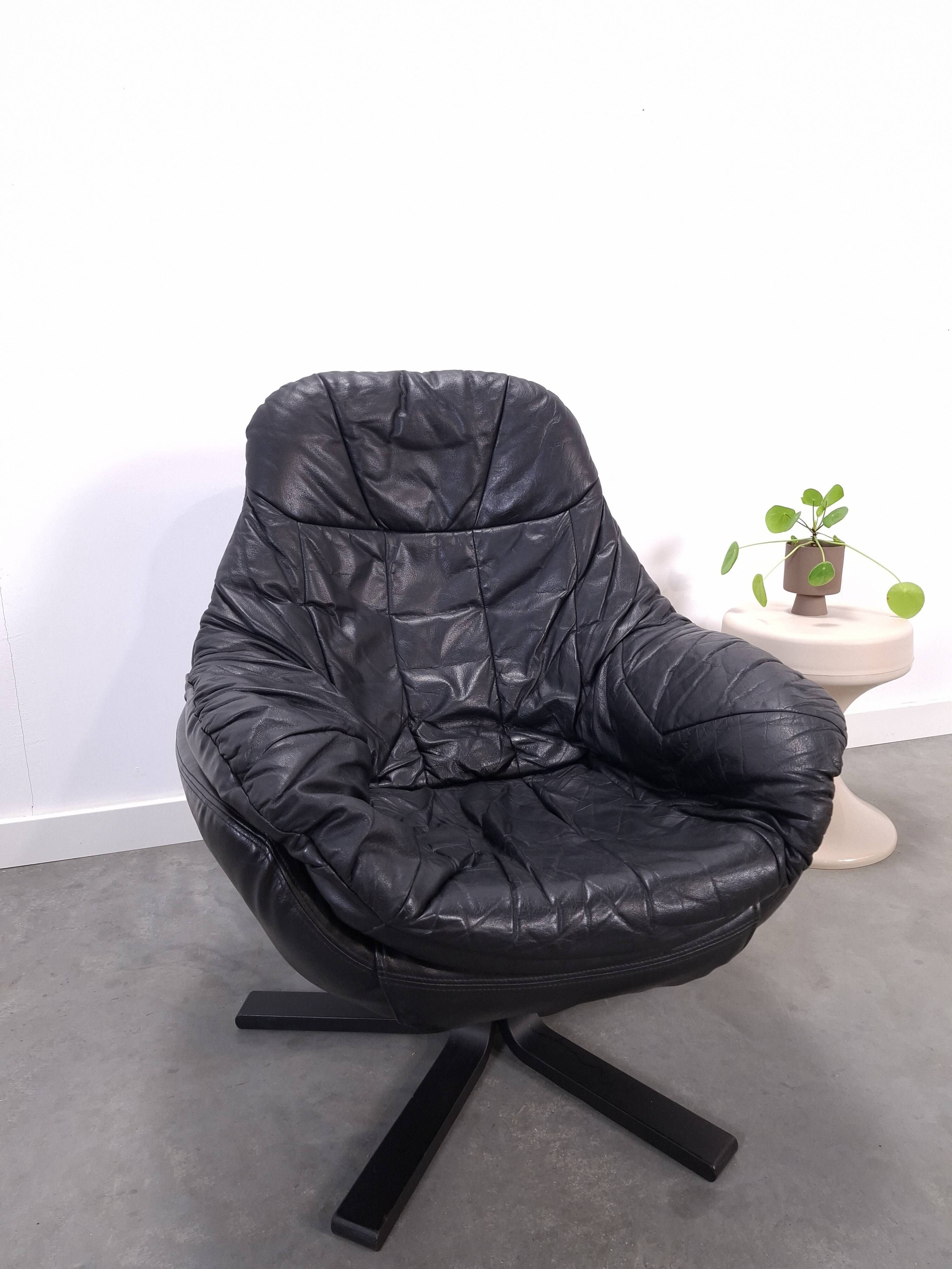 Draaibare zwart leren fauteuil H.W. Klein voor Bramin uit Denemarken