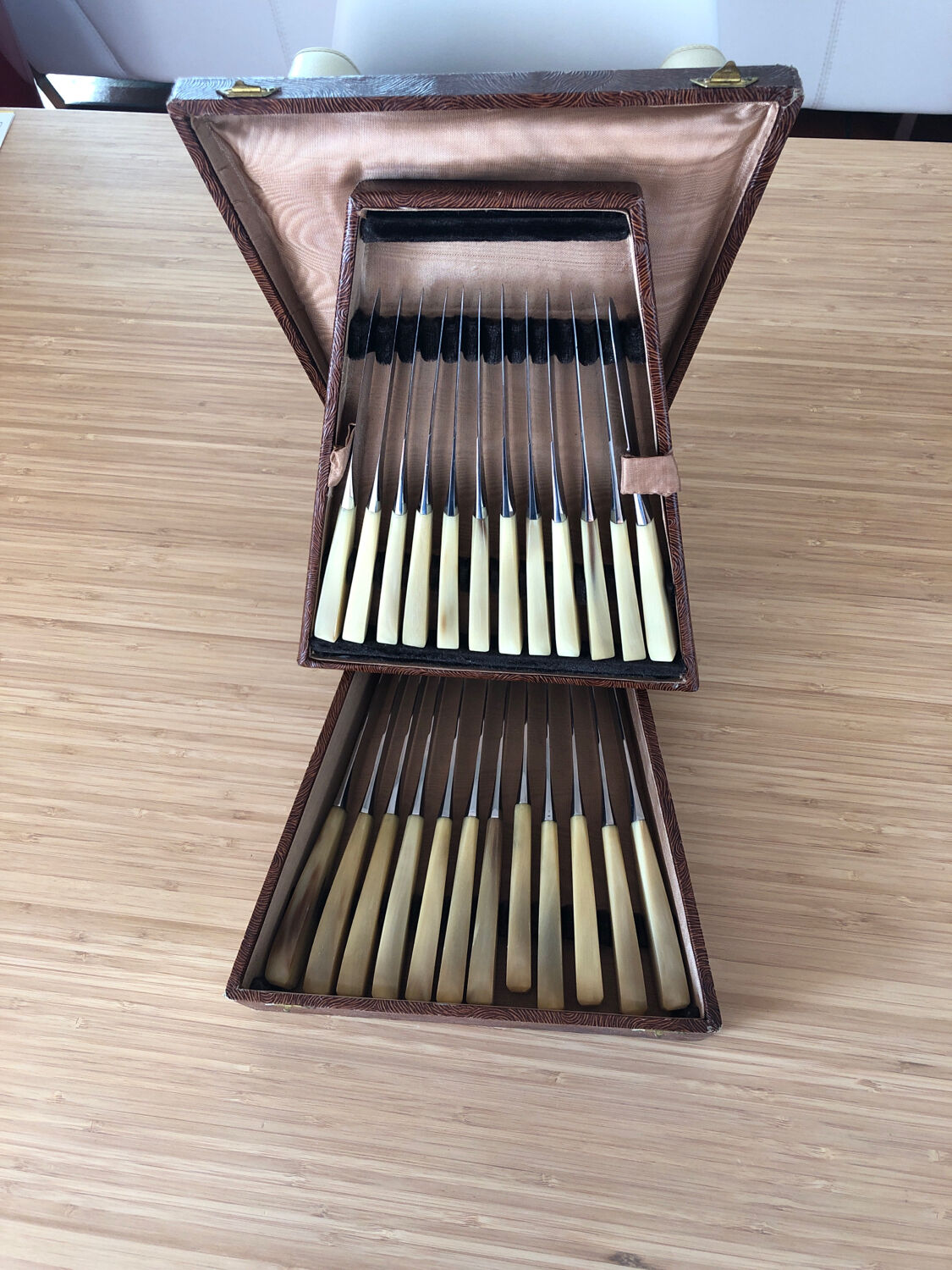 Lot de 24 couteaux manche en corne
