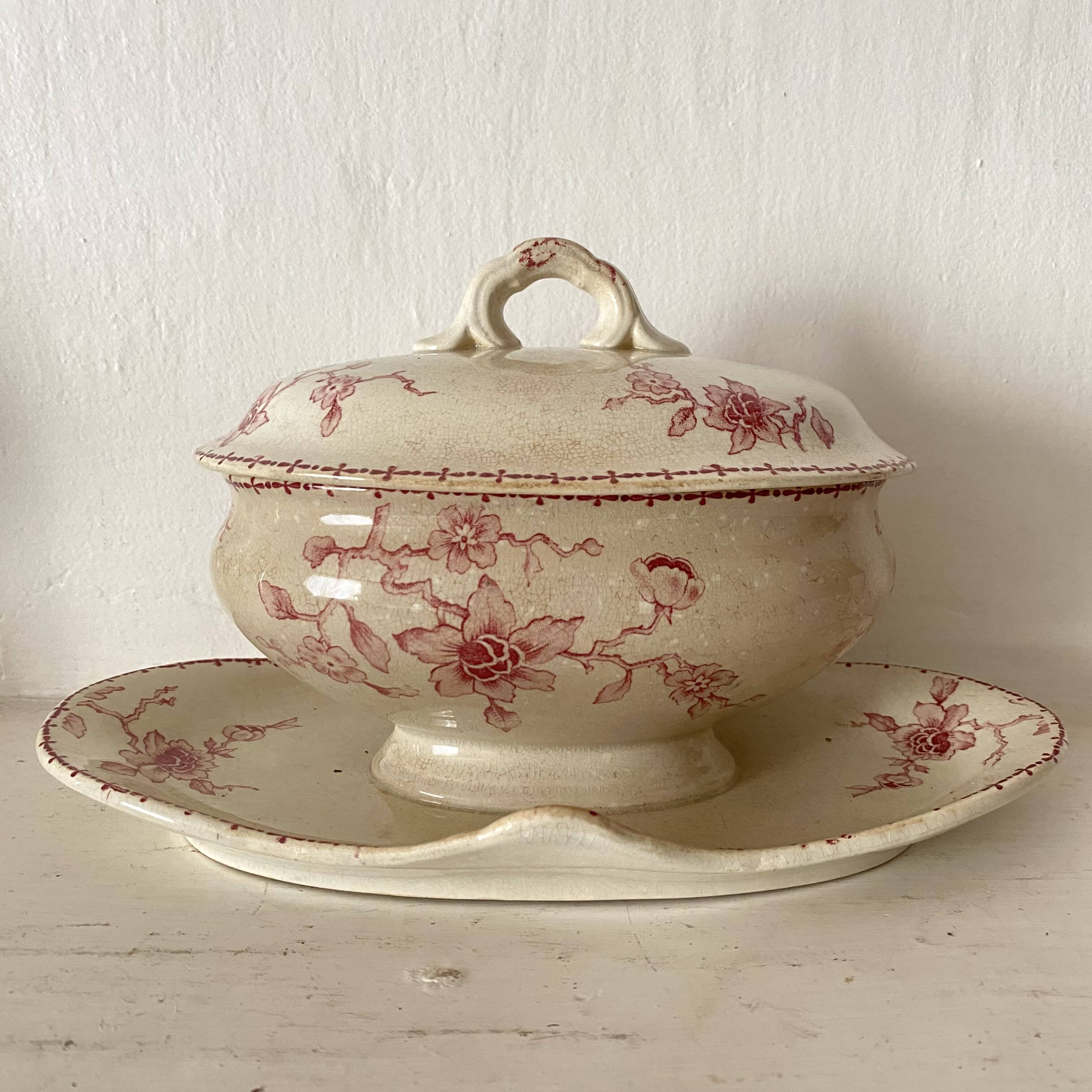 Lunéville ironstone sauceboat, Dutch model