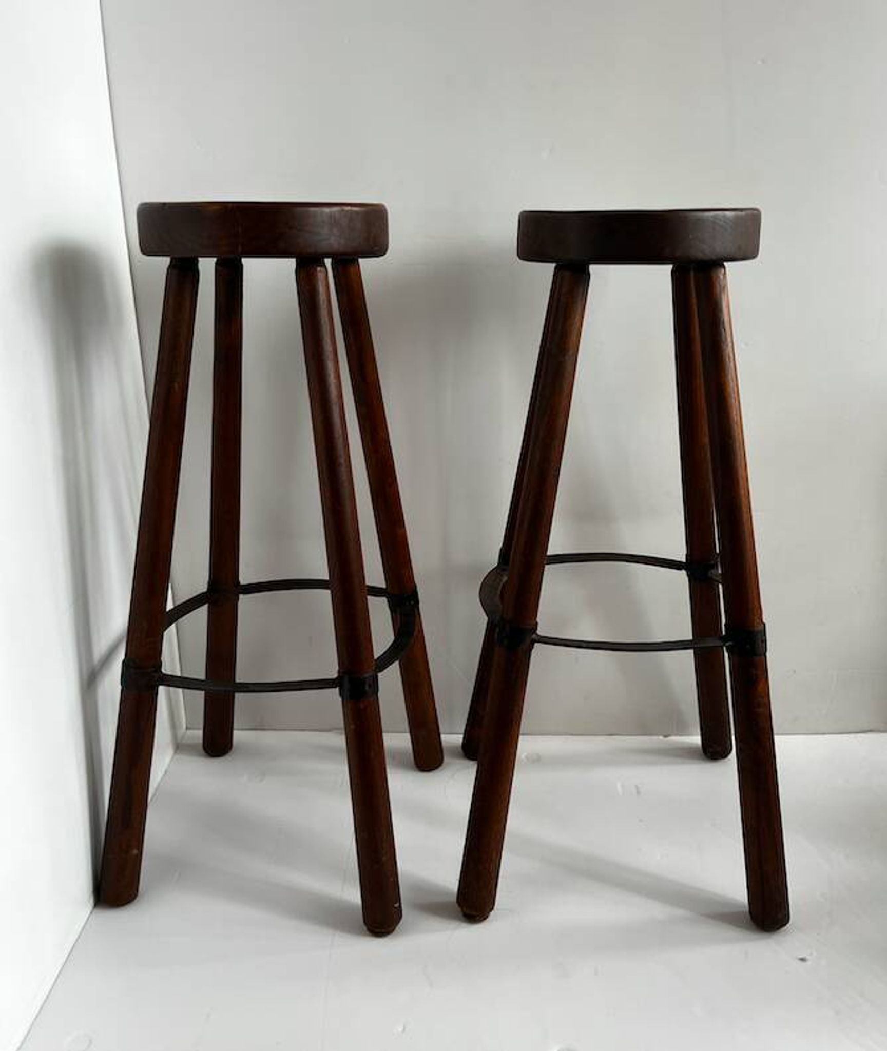 Paire de tabourets en bois massif