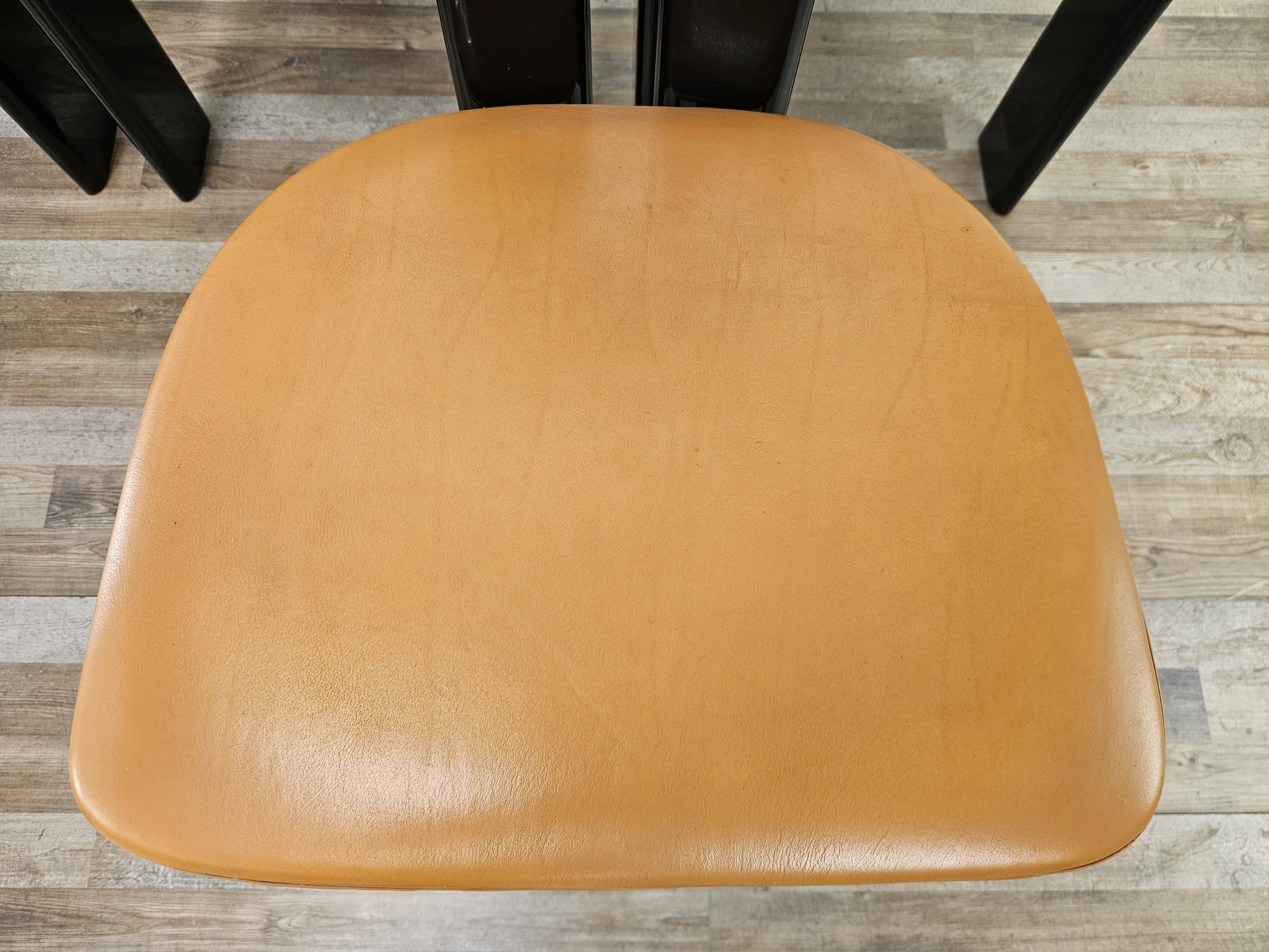 Ensemble de 6 chaises Pierre Cardin en bois laqué noir, 1970