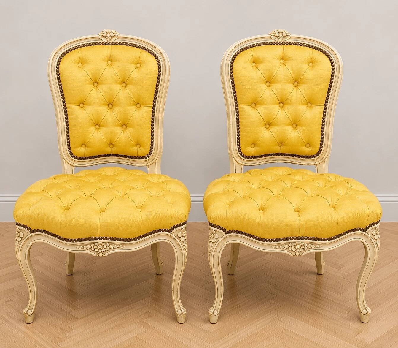 Paire de chaises chauffeuses capitonnées de style Louis XV