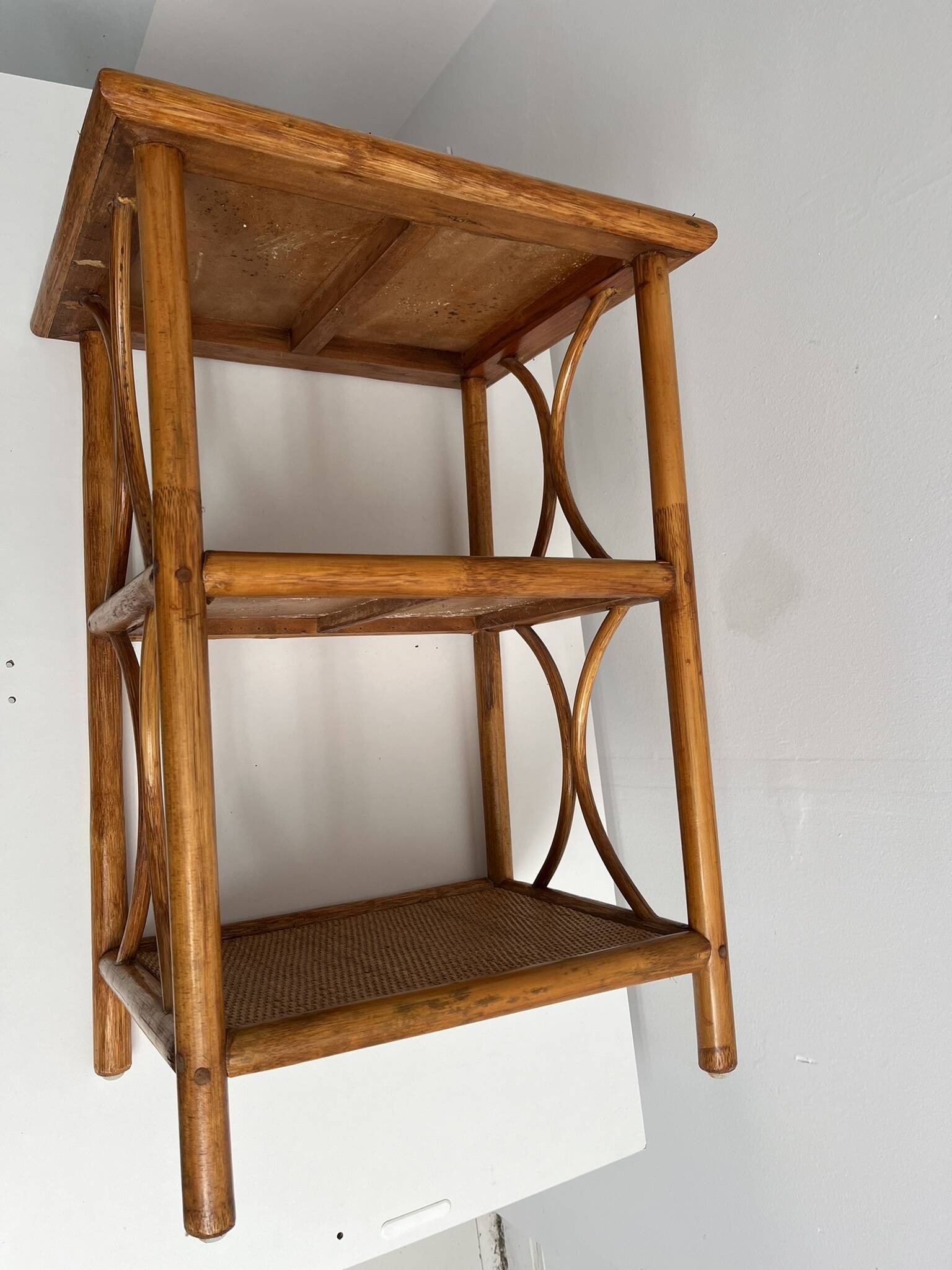 Petit meuble étagère en rotin