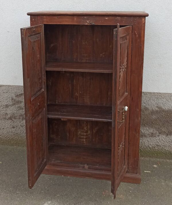 Armoire ancienne en bois avec poignées céramique