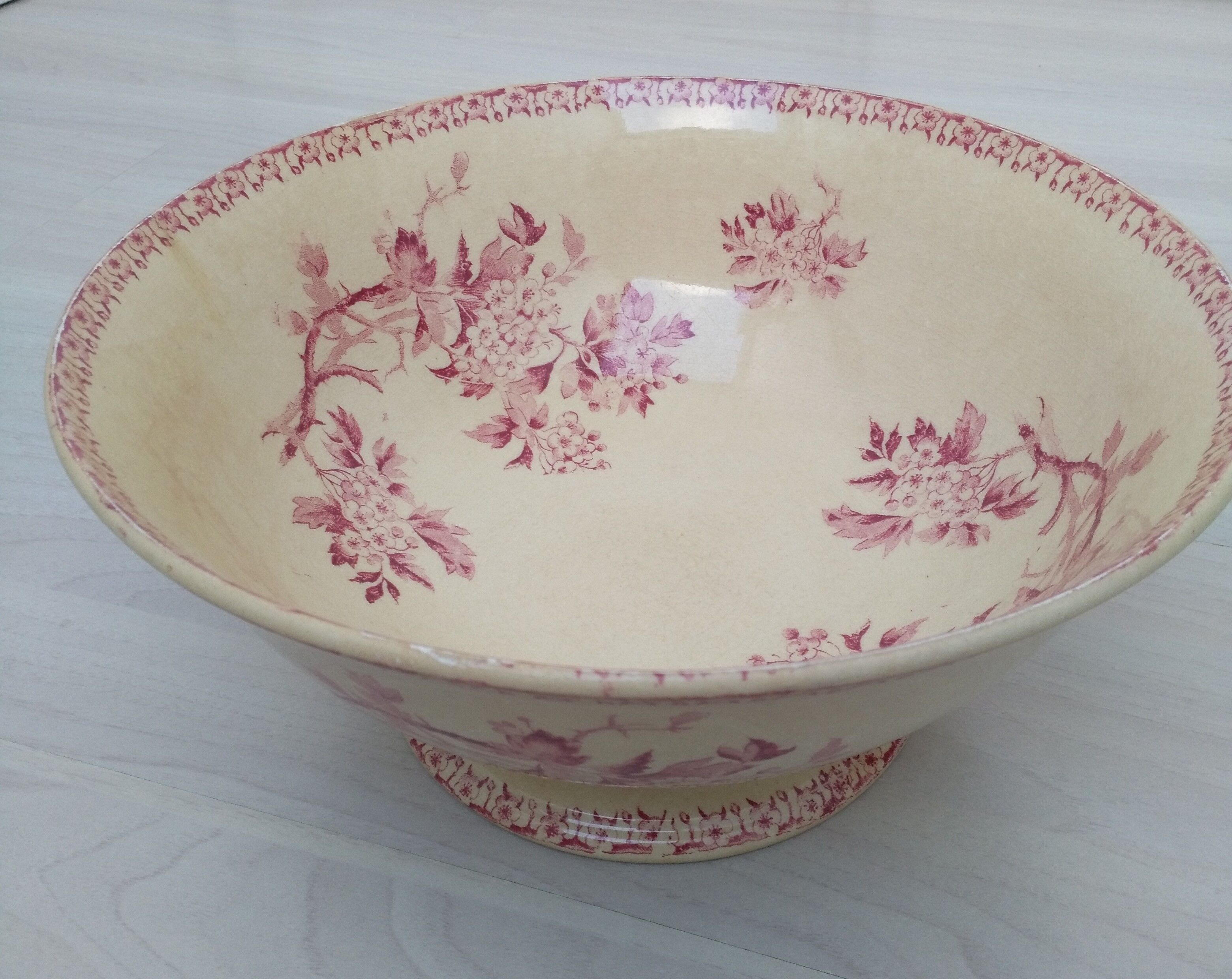 Salad bowl on foot in iron earth of Gien model Pink hawthorn