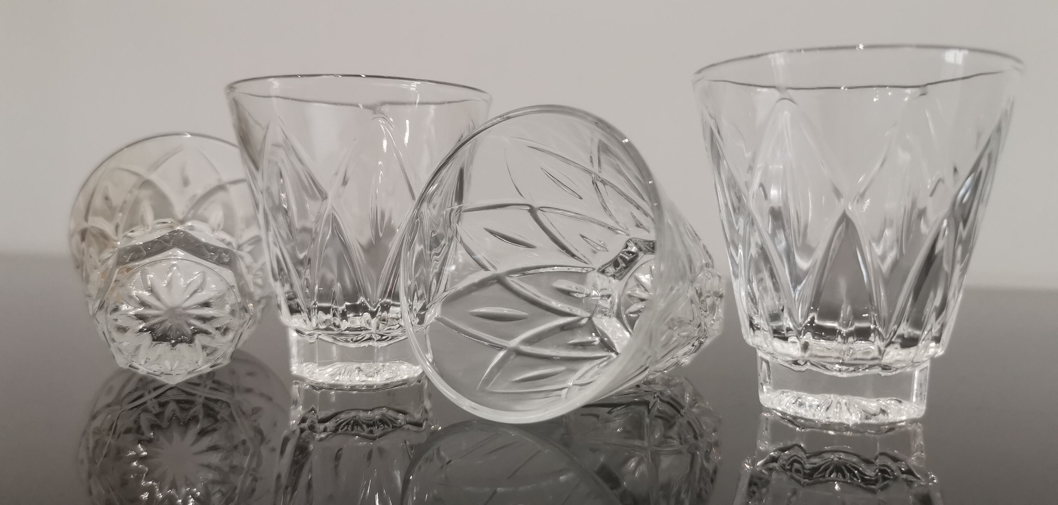 Set of 4 digestive glasses in vintage shell chiseled crystal