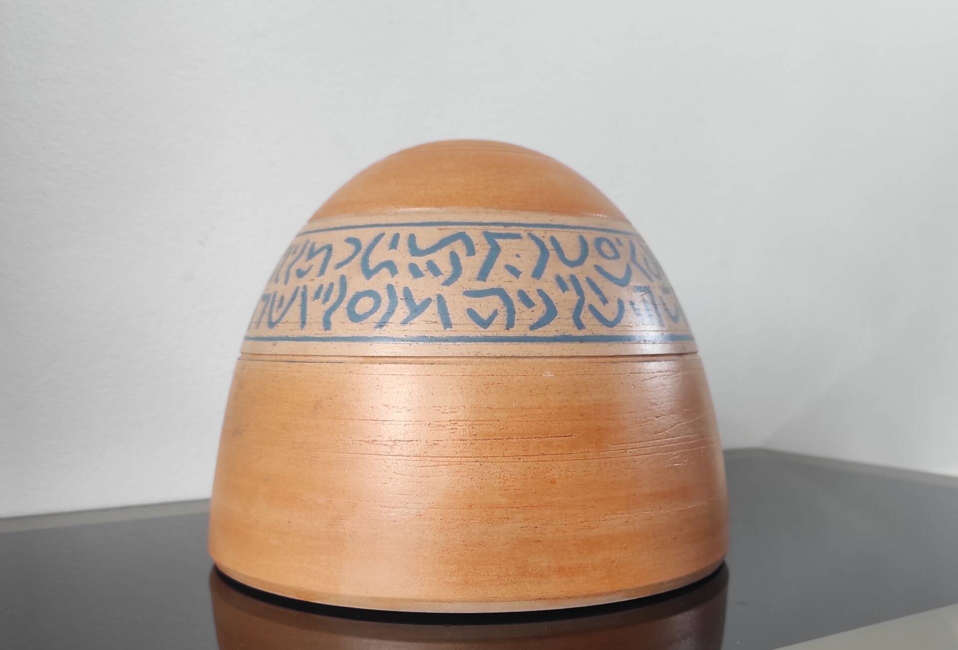 Vase dôme en terre cuite artisanale à frise peinte – Style Brutaliste