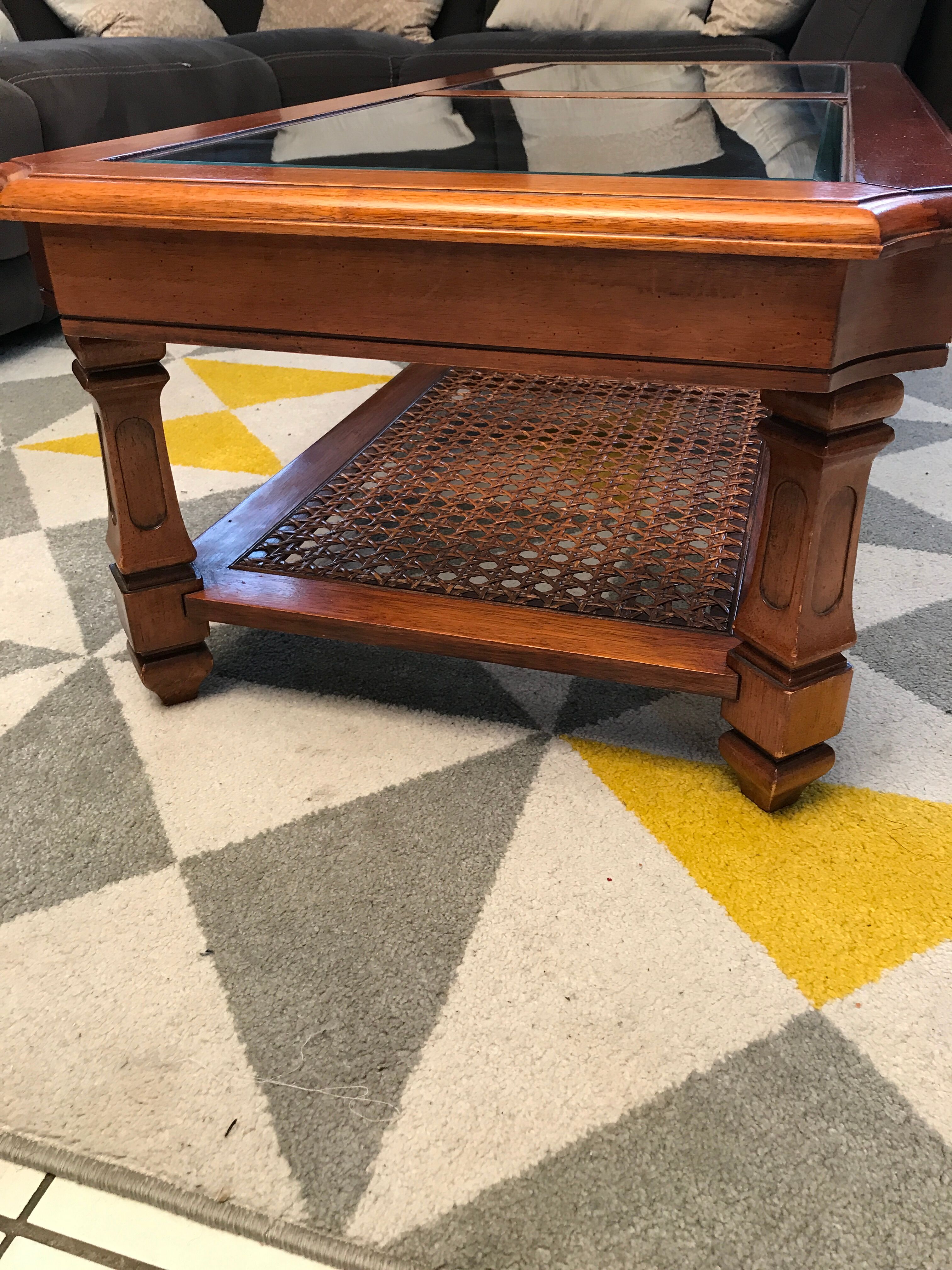 Table basse en merisier plateau verre cannage