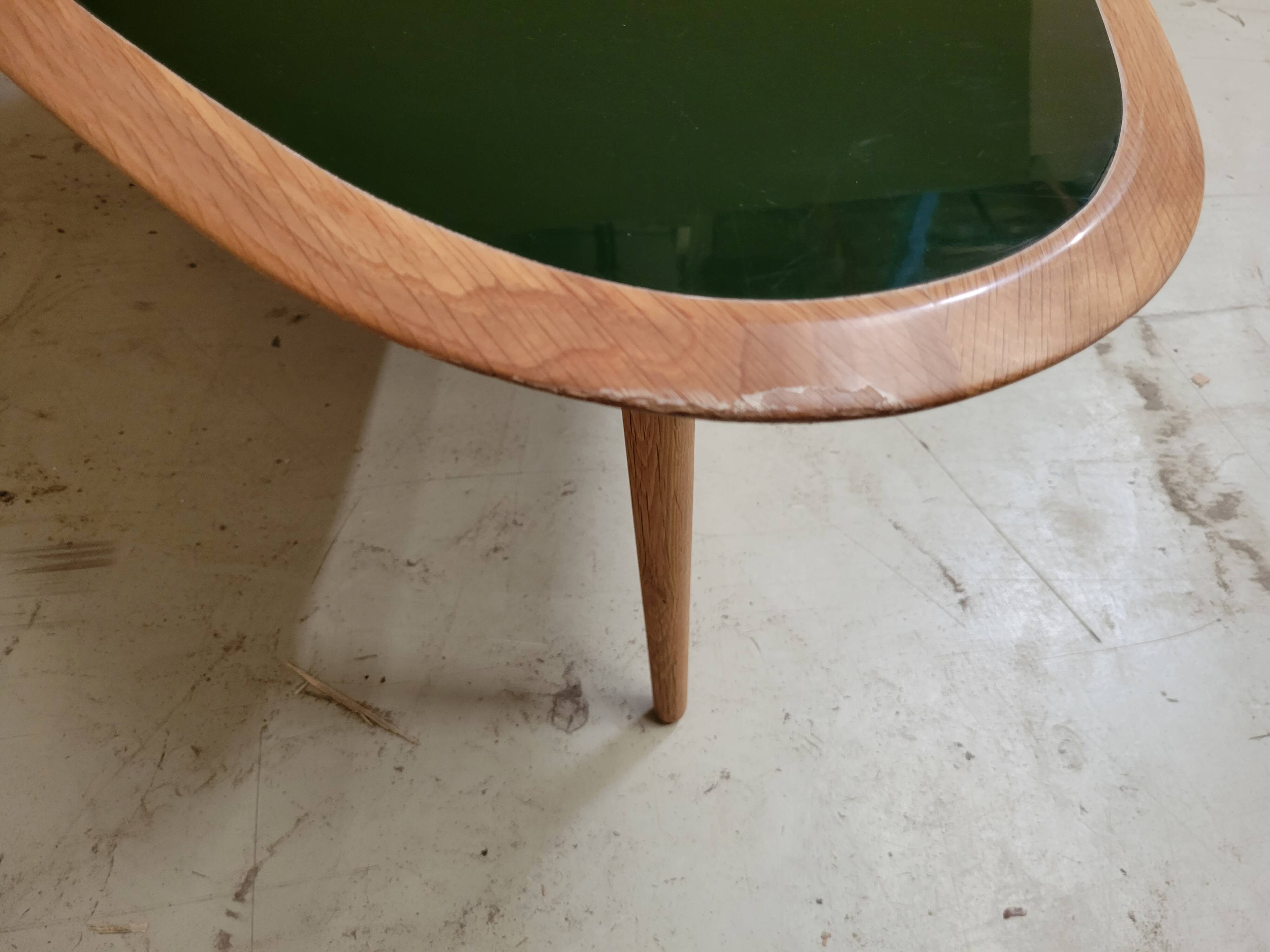 Table basse style années 50 , laque et bois.  marque red edition