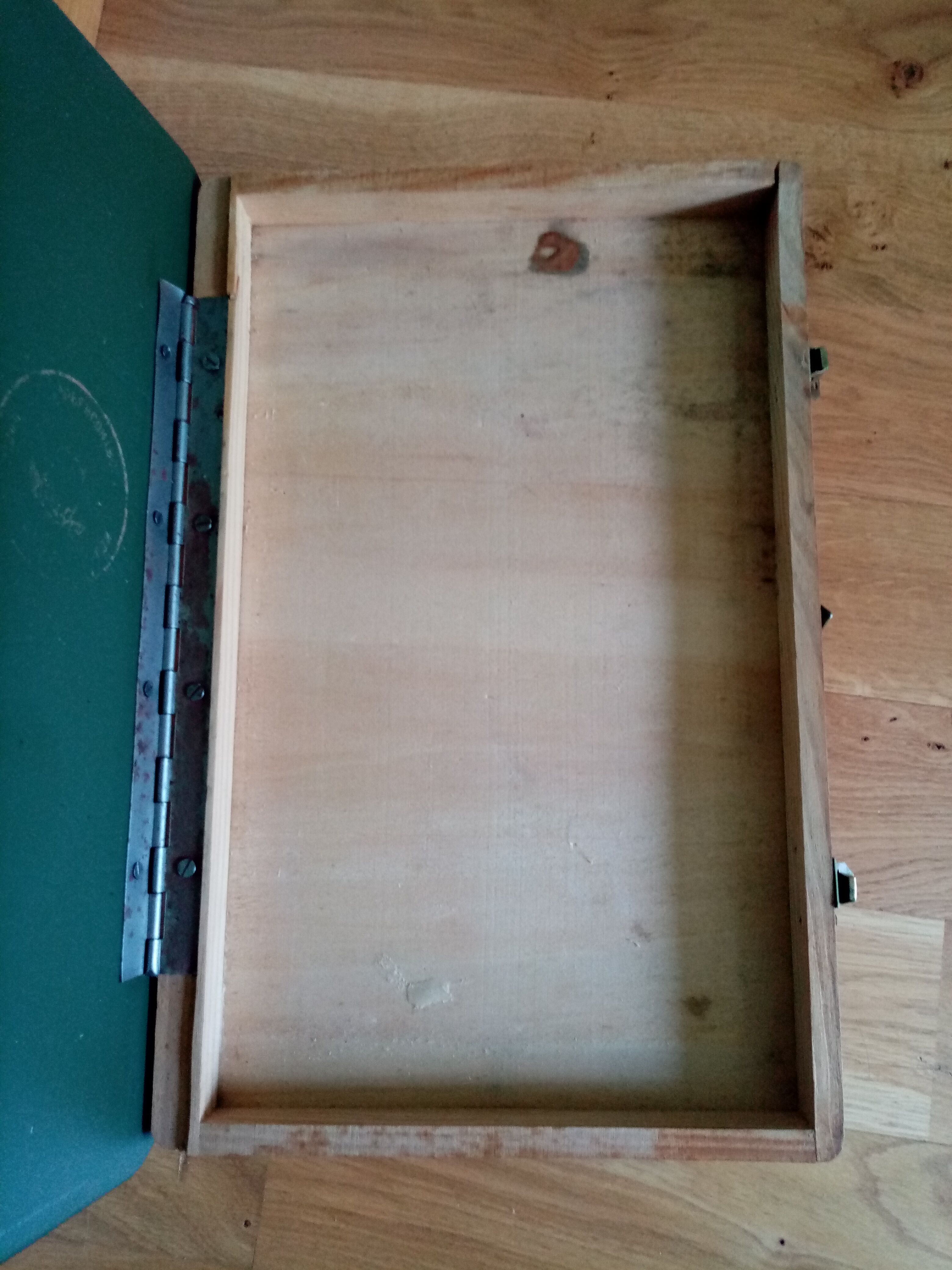 Fishing stool chest in wood and green skaï