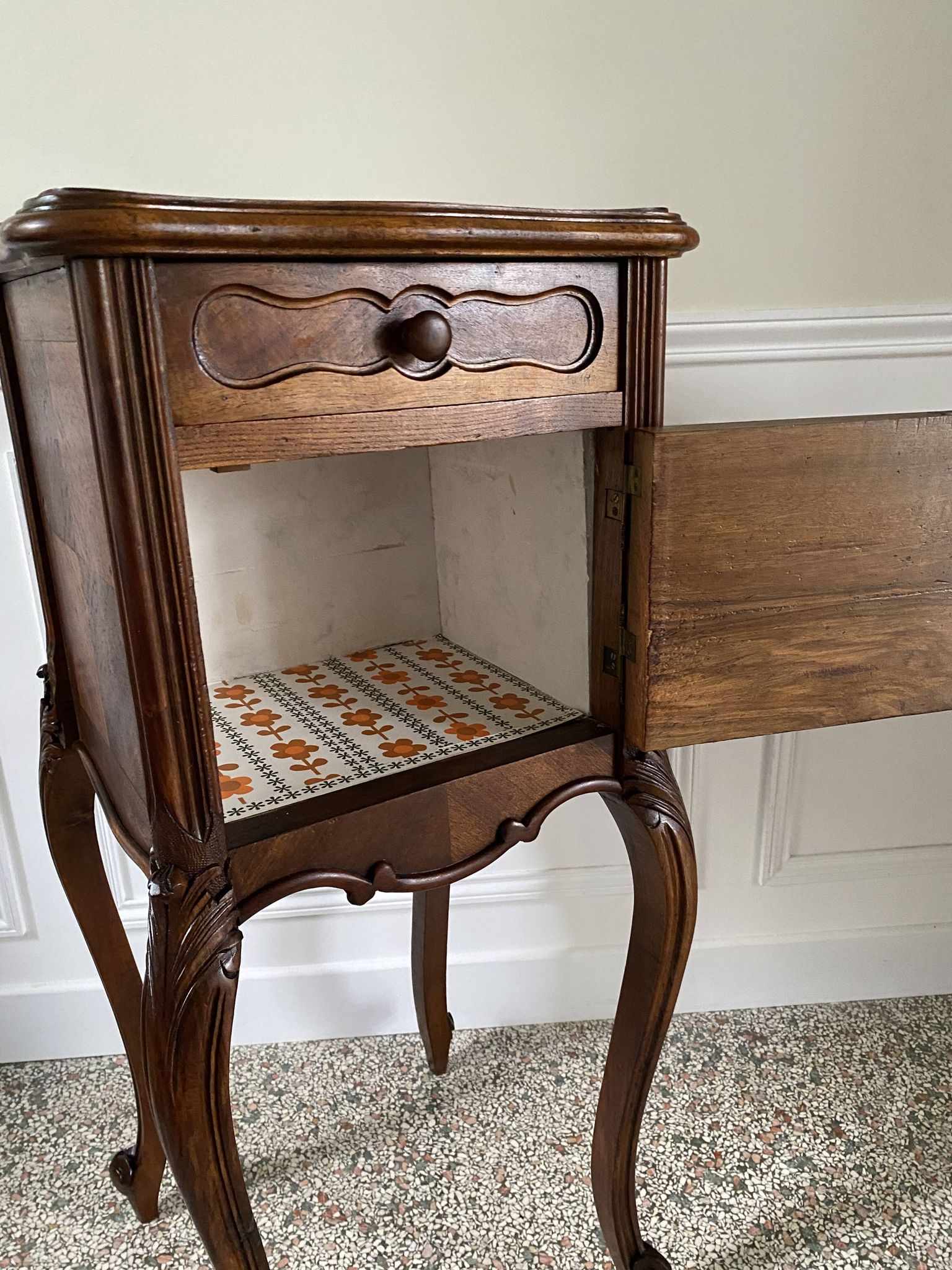 Bedside table / bedside table in veneered wood, molded and carved with foliage Louis XV style