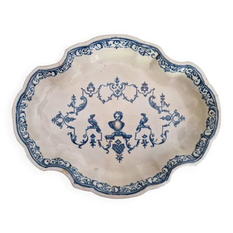 Oval earthenware dish from Moustiers 18th century, so-called Bérain style decor