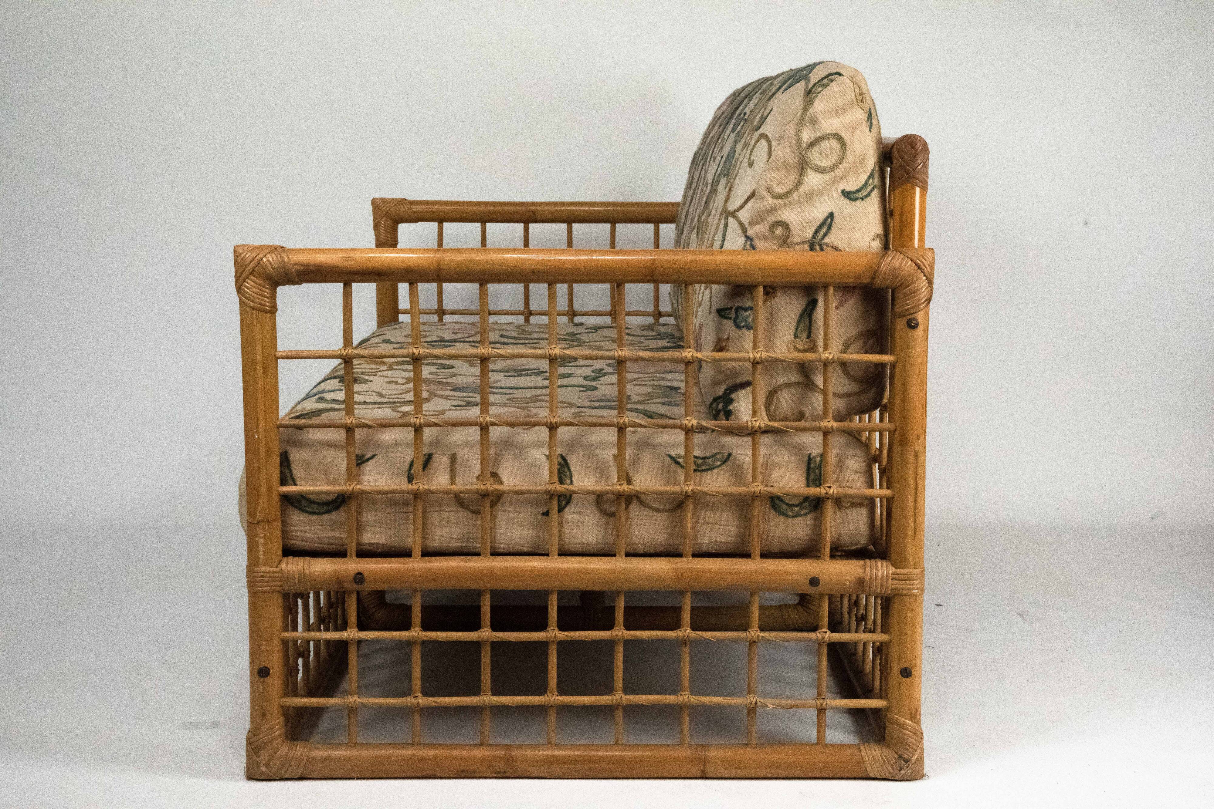 Canapé deux places style tropical chic des années 1960, par Vivai del Sud, en rotin et bambou.