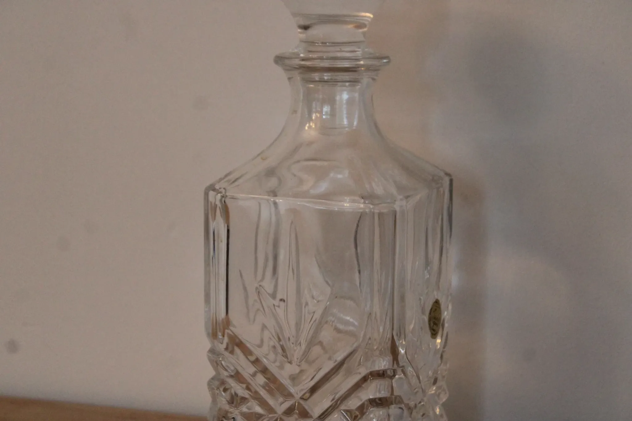 Vintage whisky carafe by Cristal d’Arques with geometric design and stopper – H 26 cm