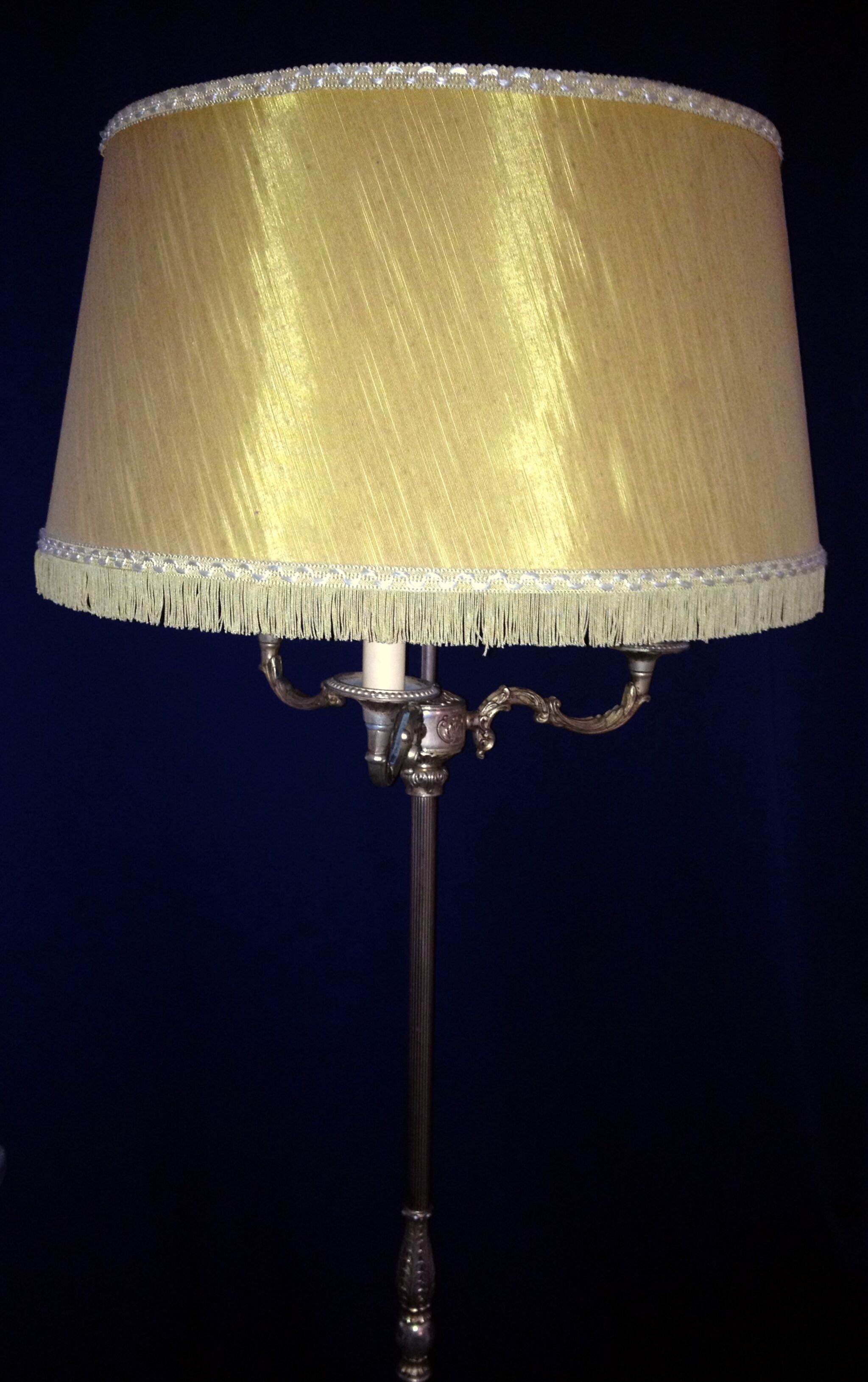 Bronze tripod lamppost