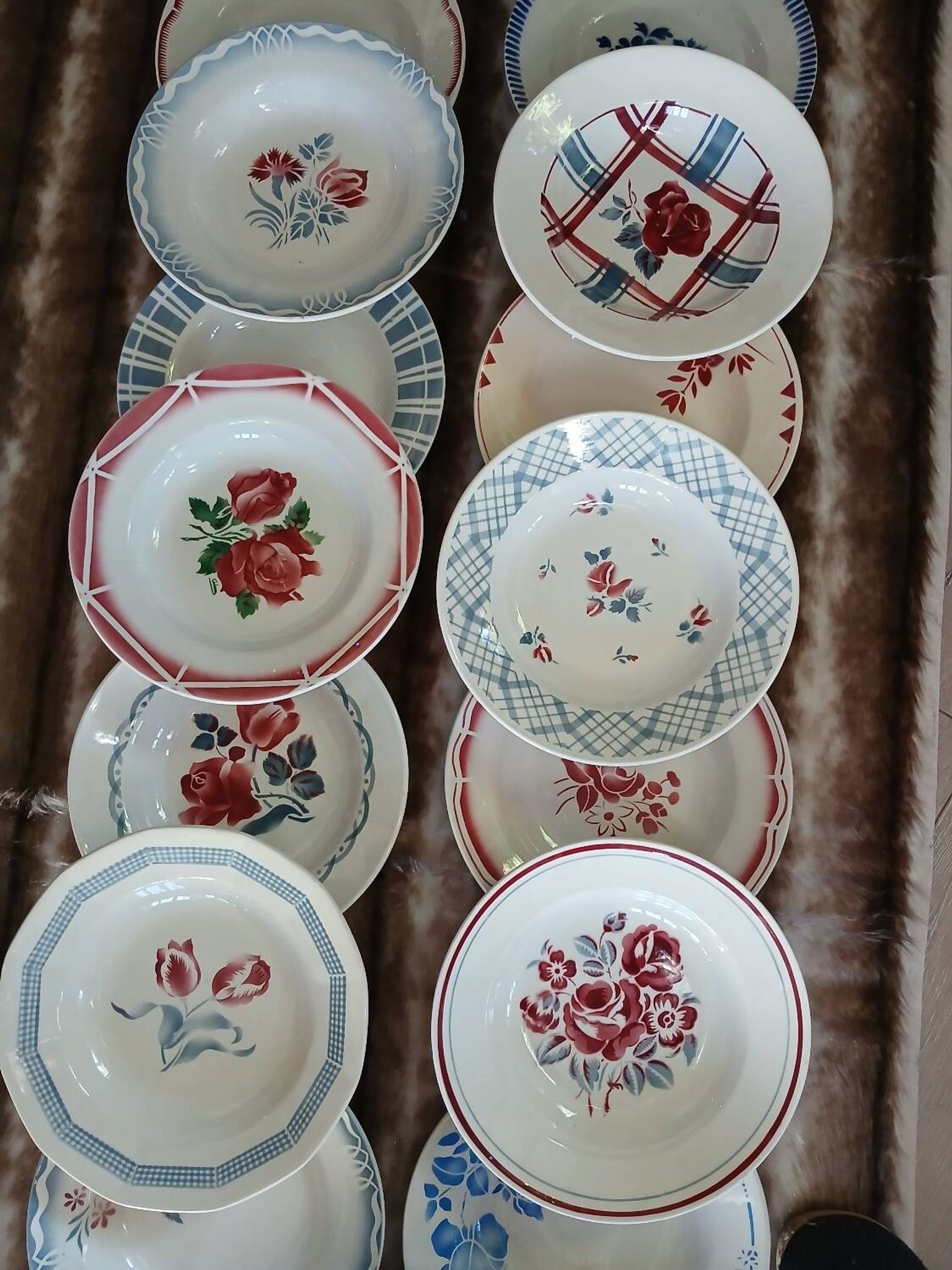 16 assiettes creuses anciennes dépareillées 