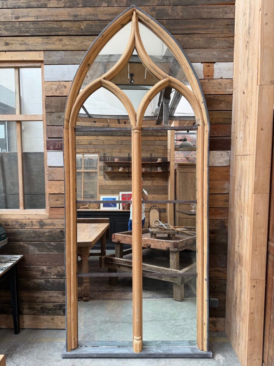 Miroir de style gothique fin XIXème