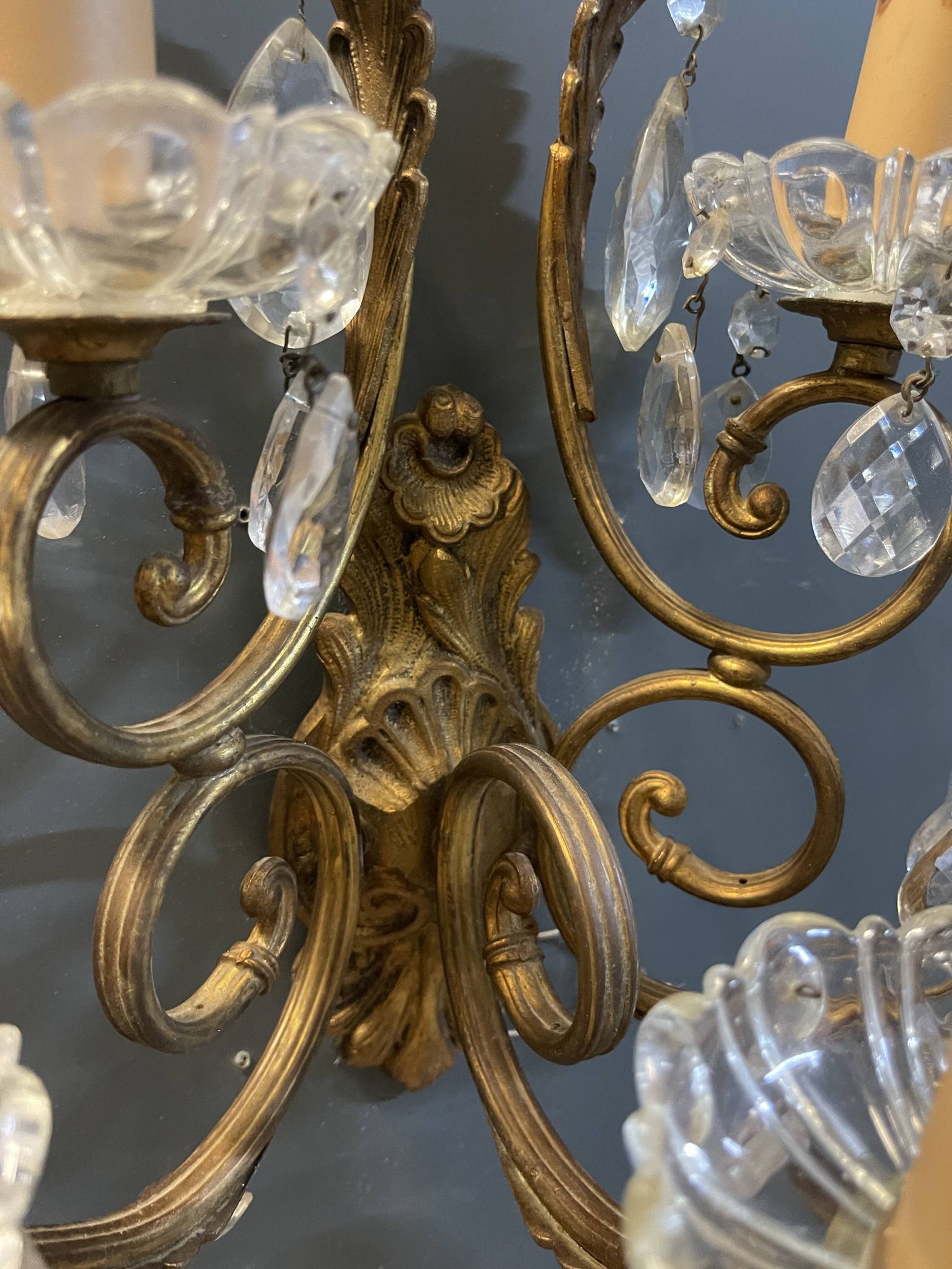 Grandes appliques murales en bronze et cristal, ensemble de 2, Italie, années 1950.