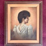 Jeune femme du XIXe siècle, capturée dans l'élégance tranquille.