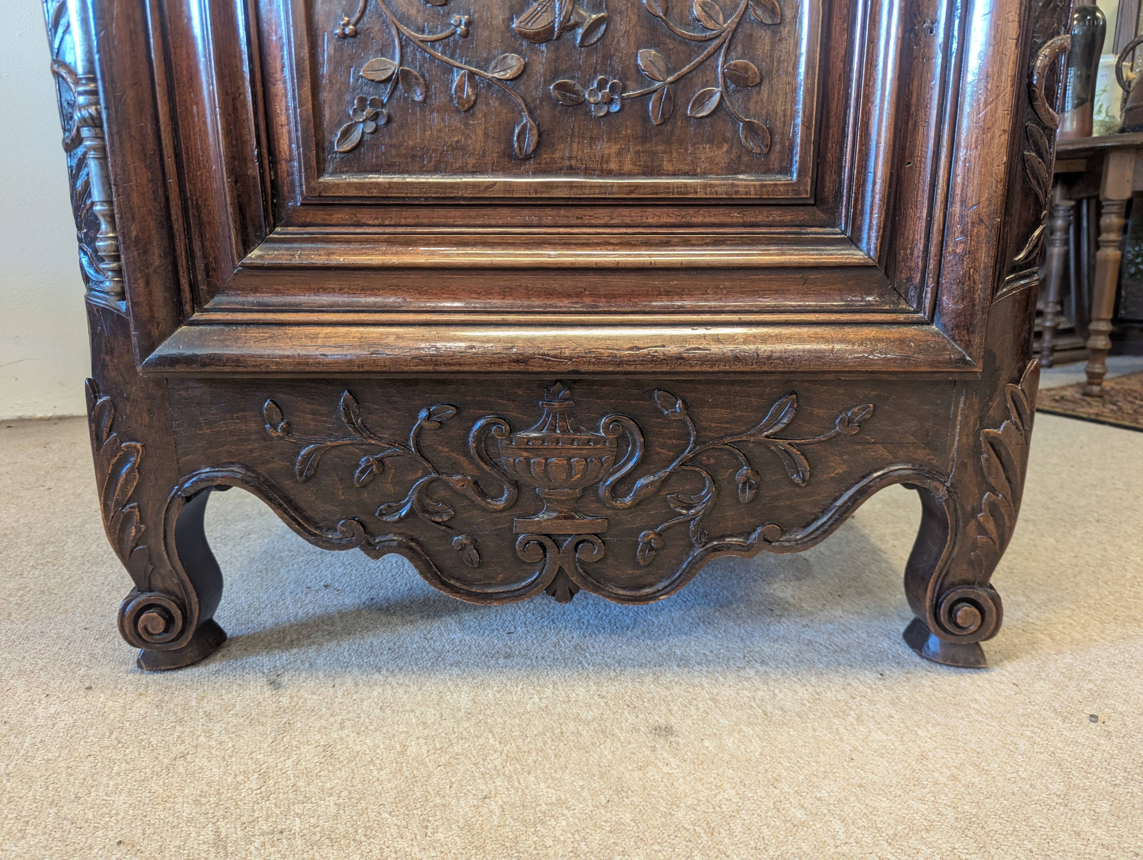 Antique Louis XV bonnetière in carved walnut – Late 18th century