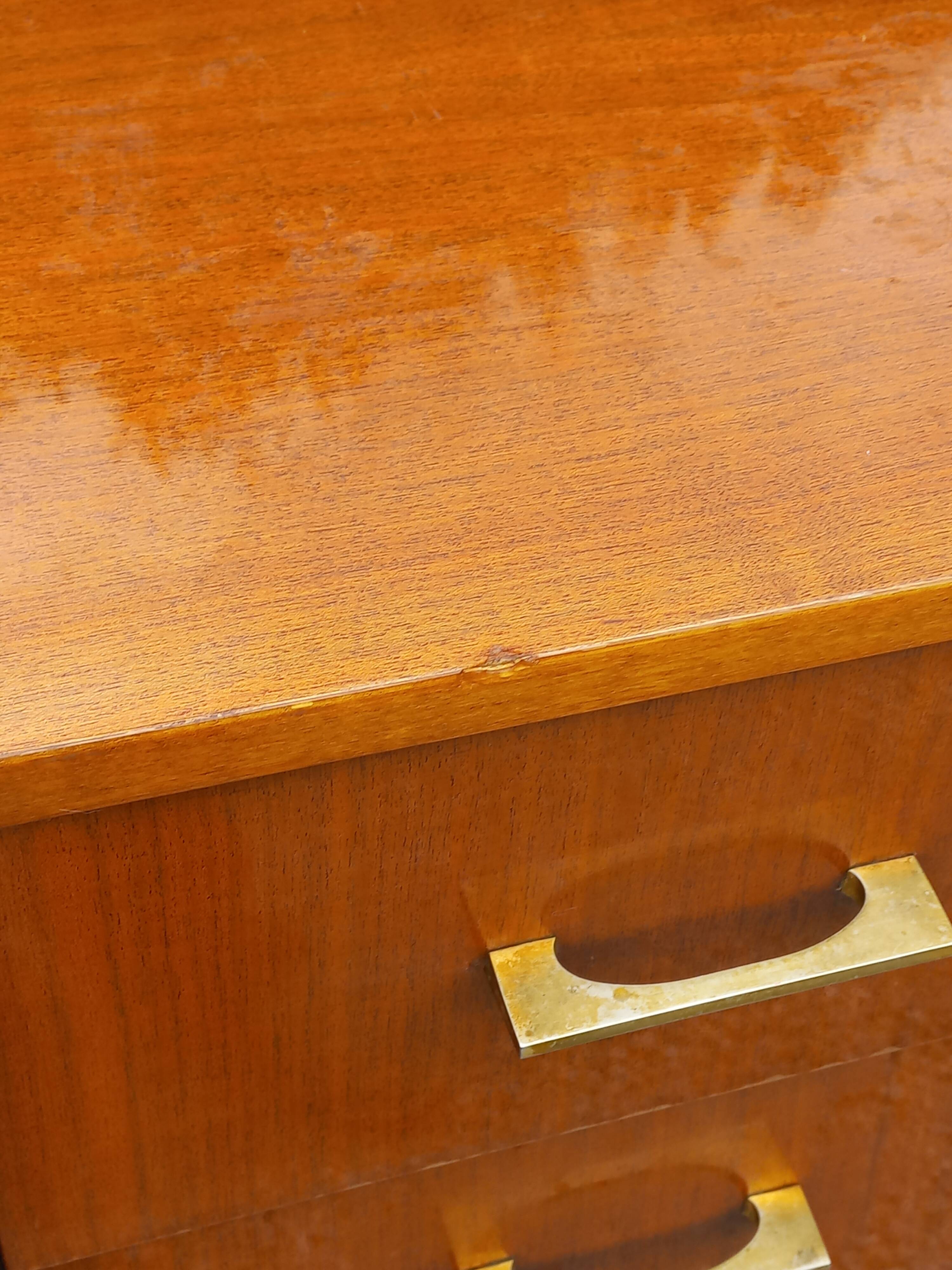 Vintage walnut varnished chest of drawers with 4 drawers from the 1960s.