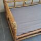 Grande banquette lit en rotin vintage