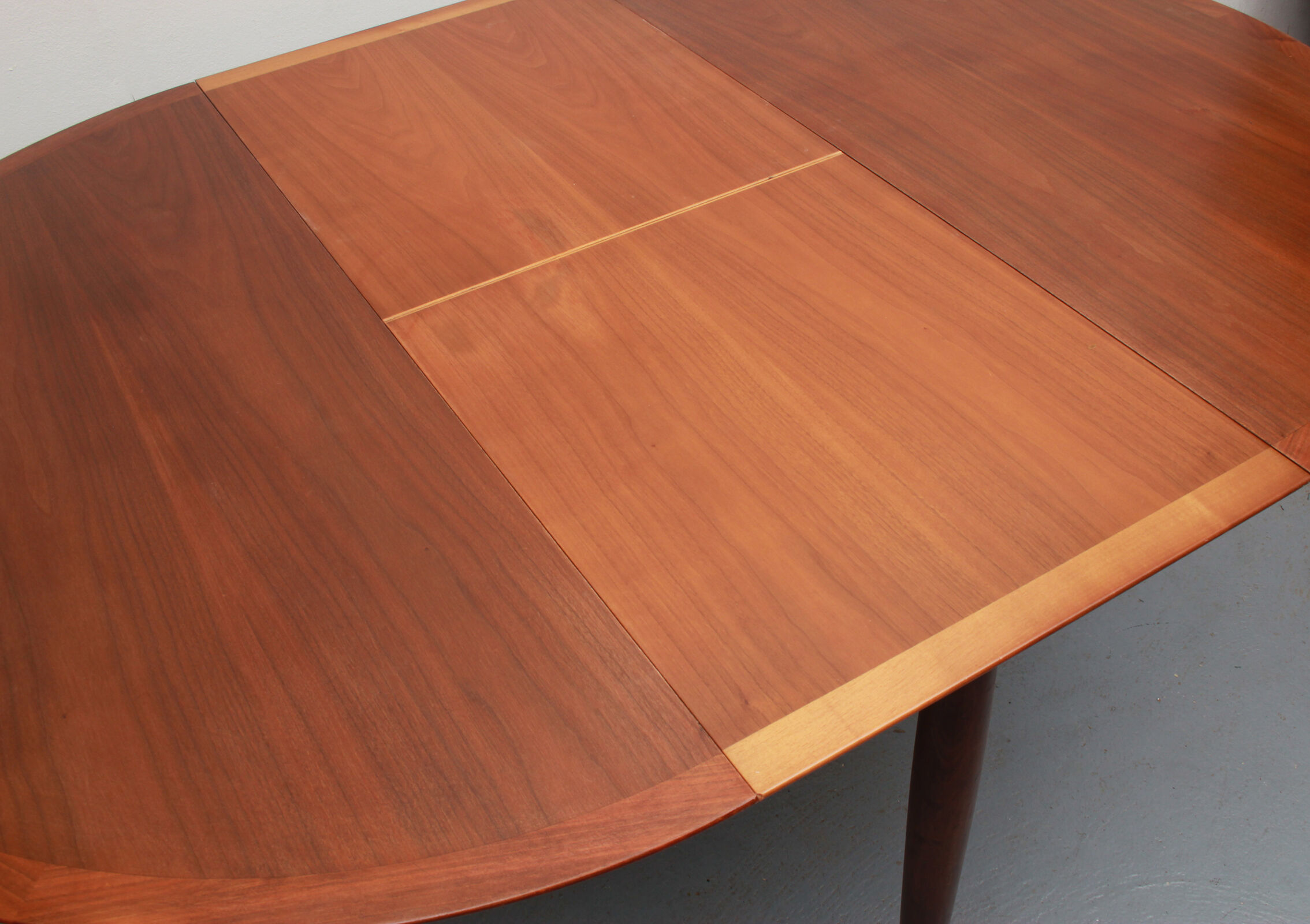 1960s extendible diningtable walnut by Lübke