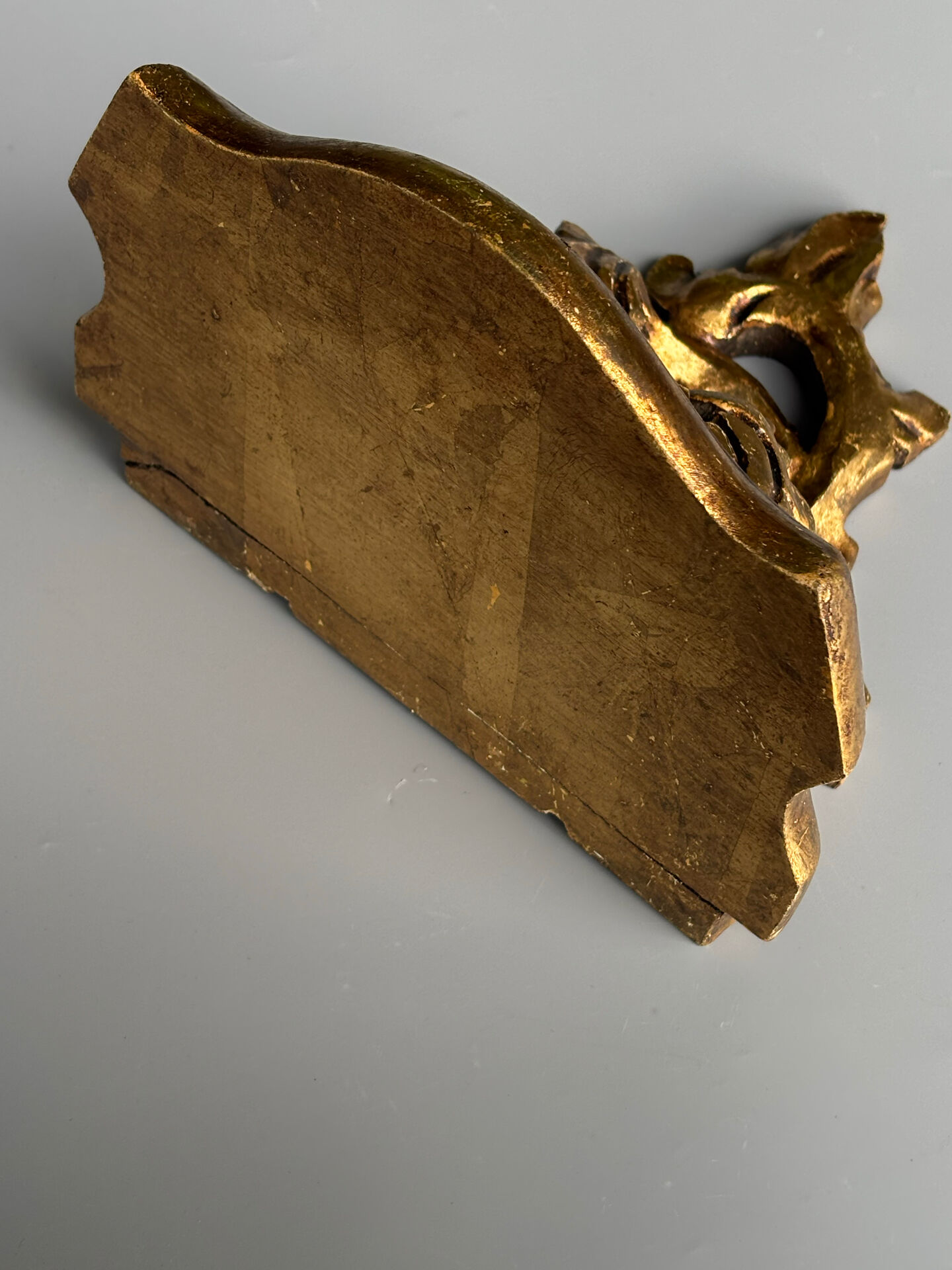 Petite console d’applique en bois sculpté et doré style Louis XV