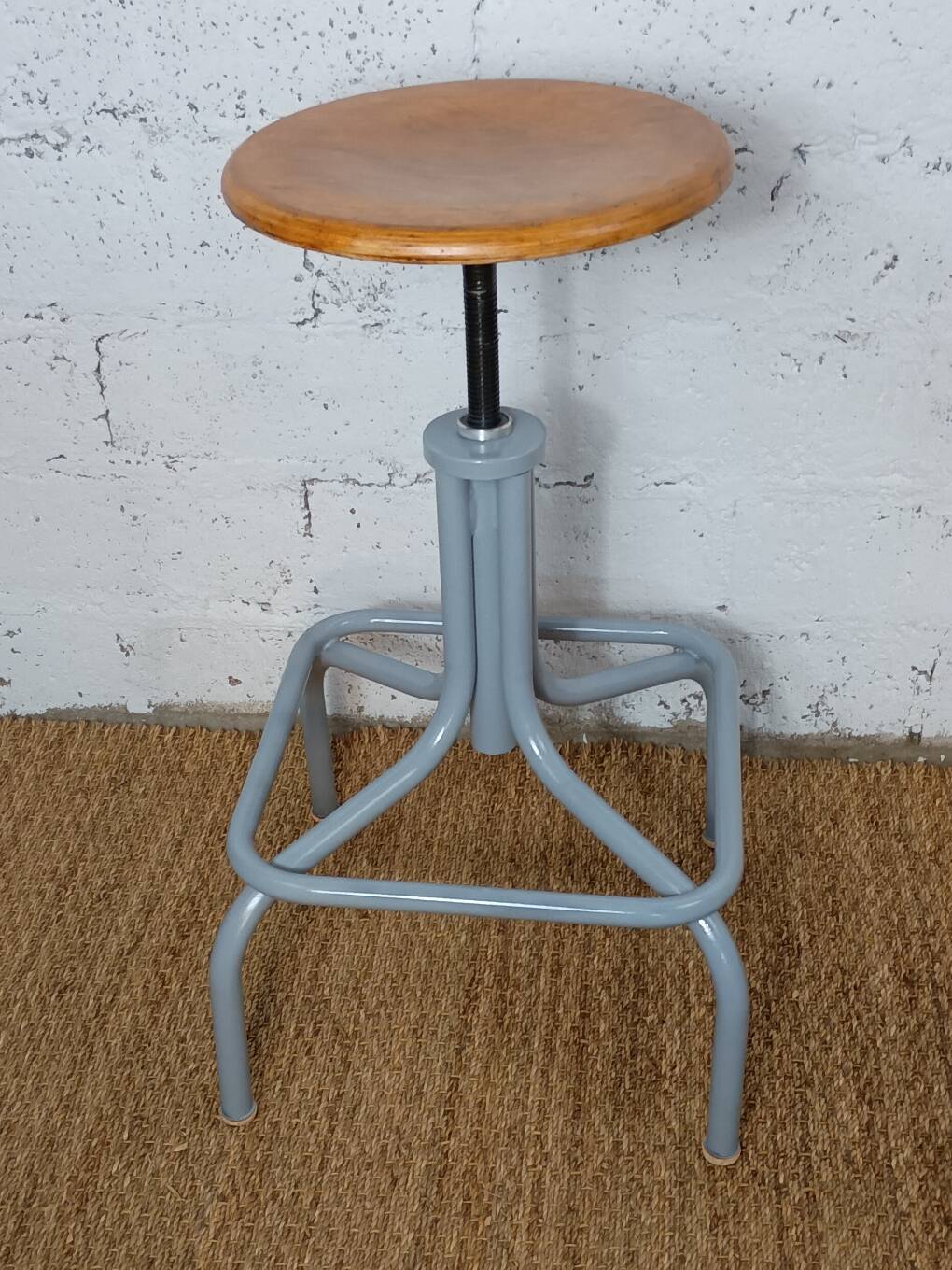 Tabouret industriel à vis restaurée