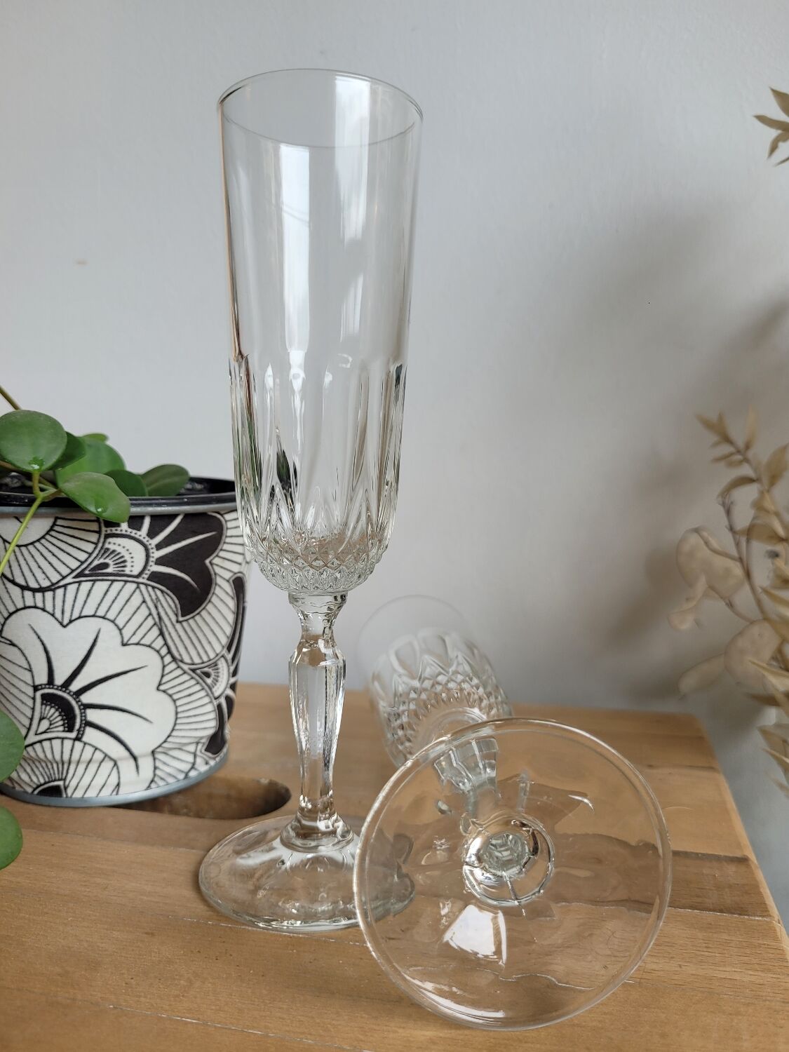 Duo of glass champagne glasses
