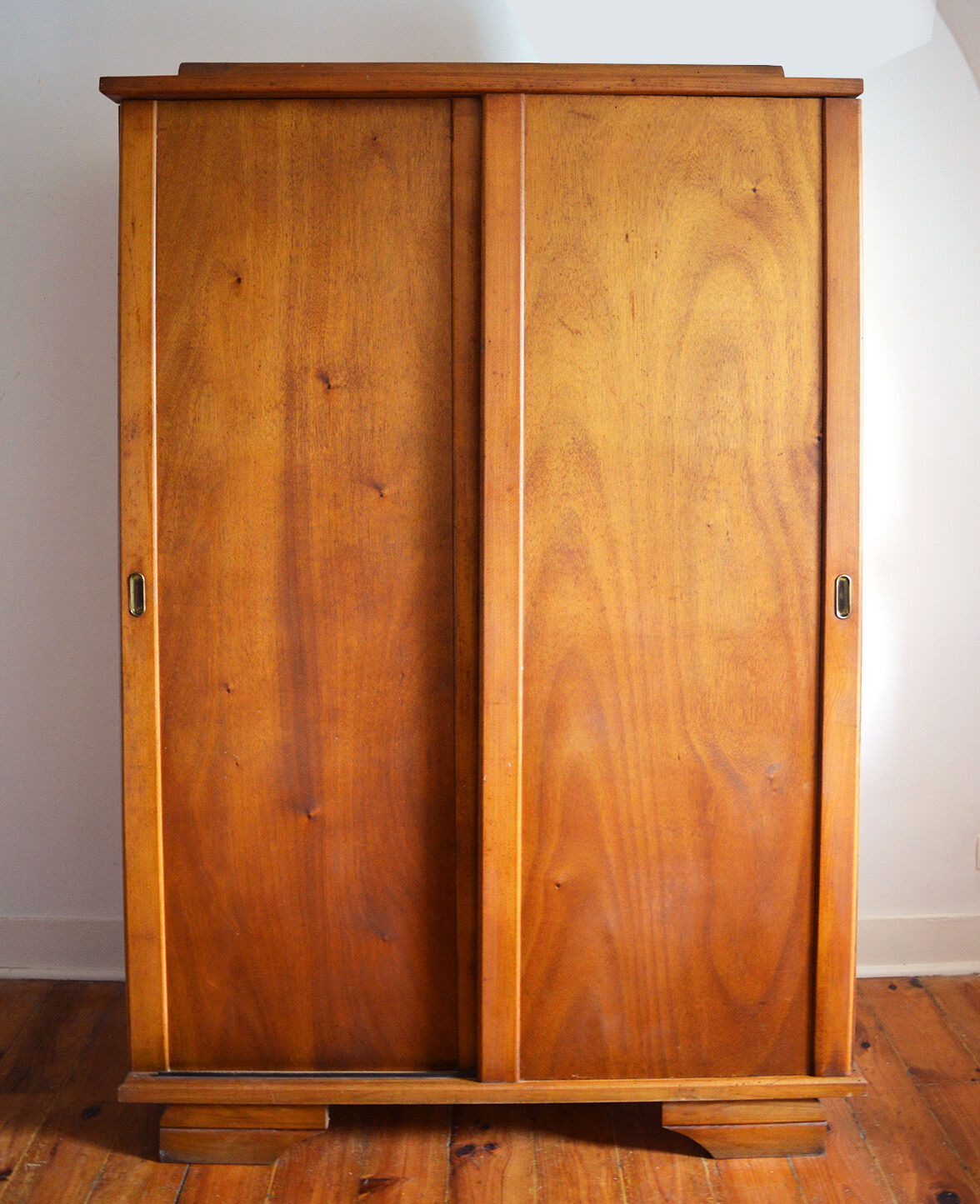 Wardrobe in blond wood