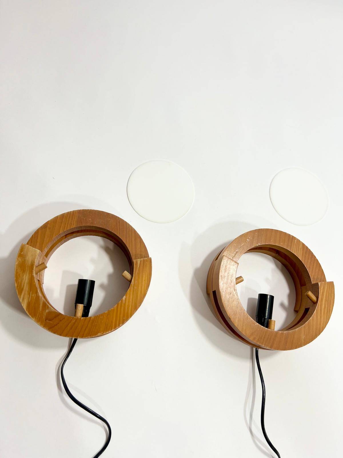 Vintage design wall light in pine and plexiglass, 1970s