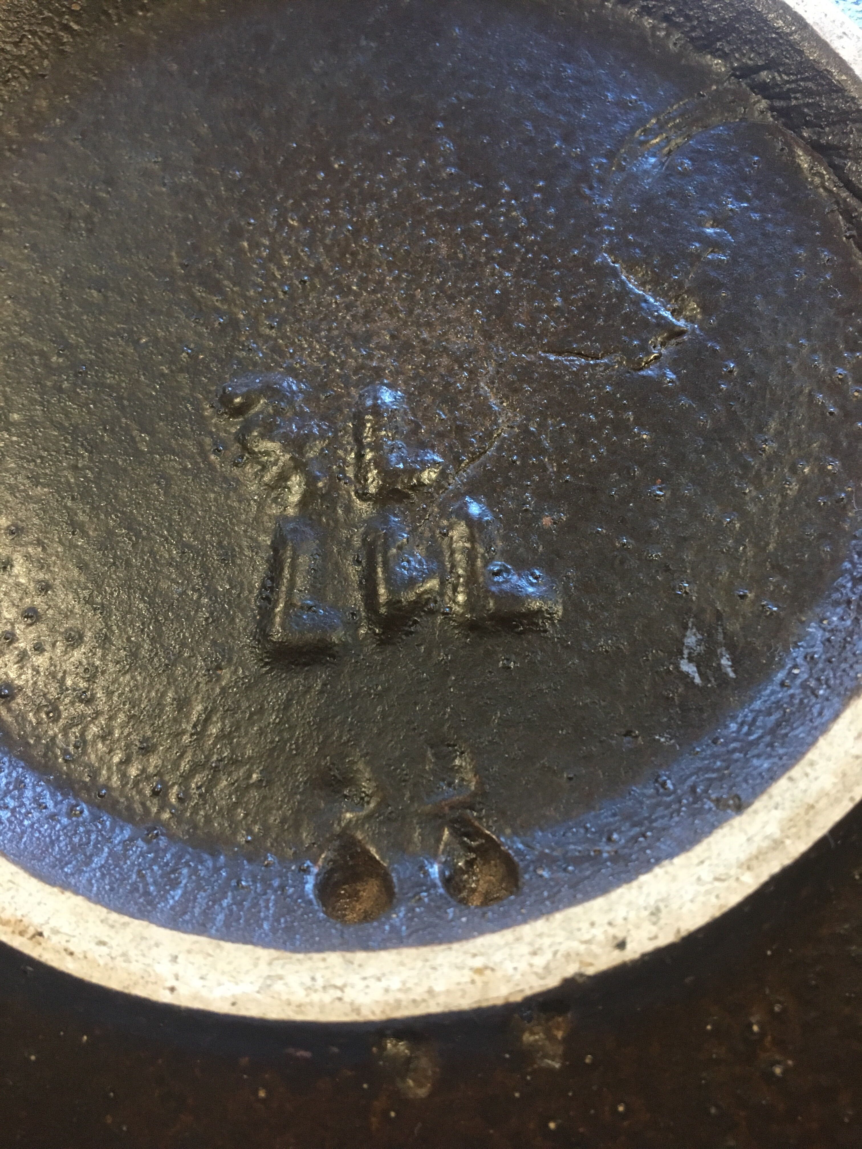 Enamelled sandstone plate with floral decoration
