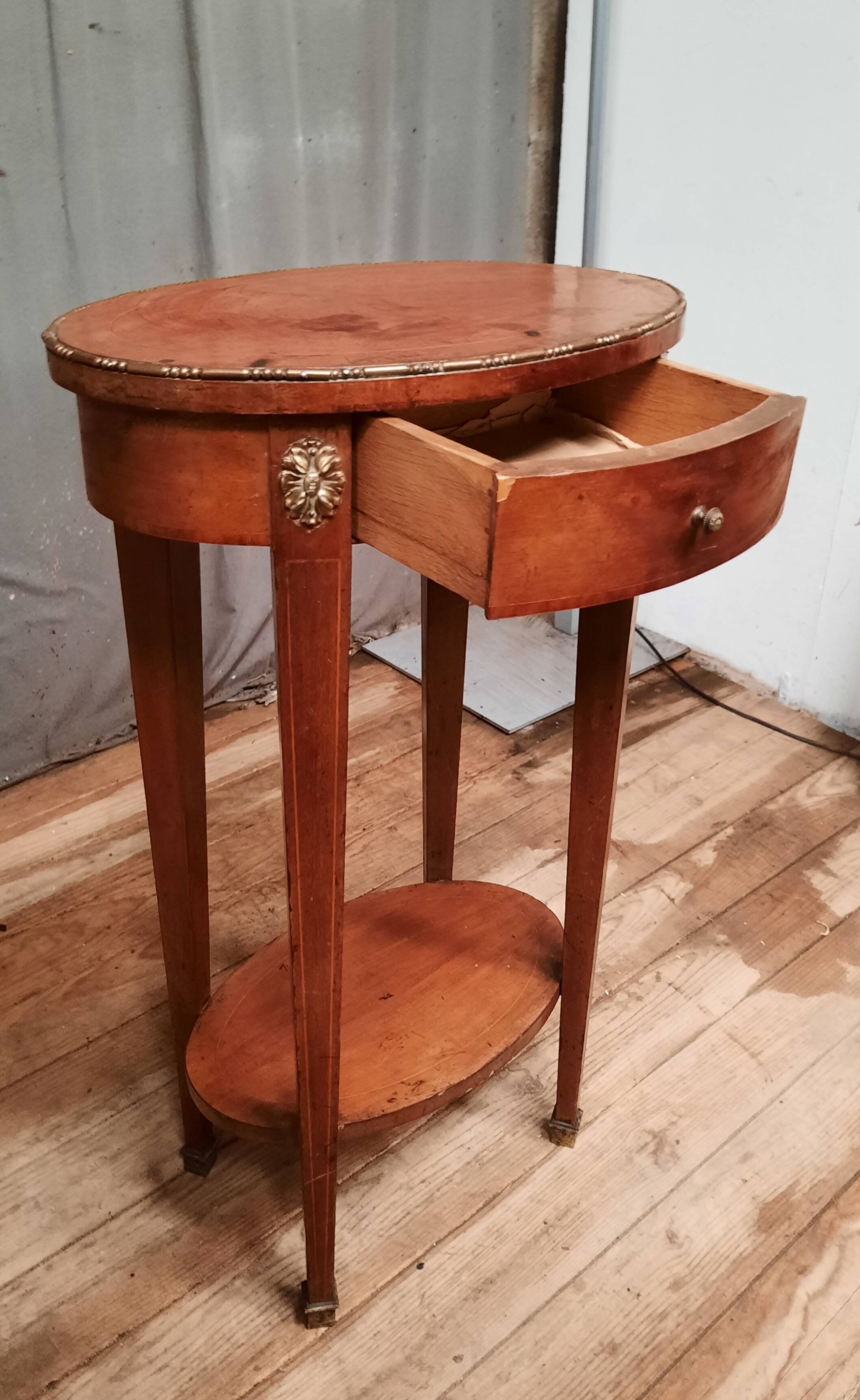Oval marquette side table
