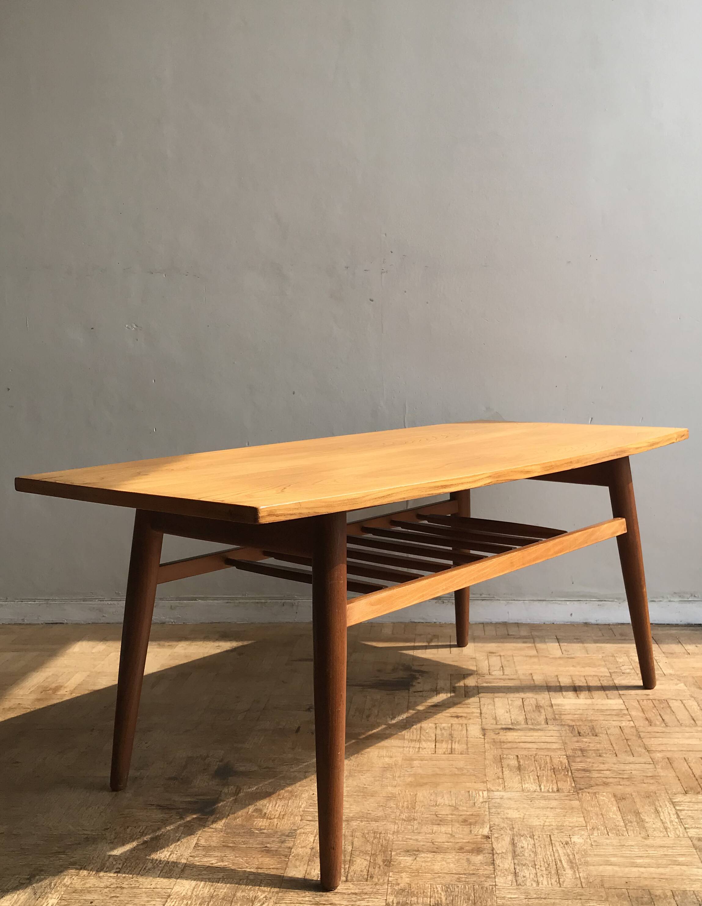 Table basse en teck clair, édition anglaise des années 1960