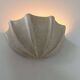 Applique vintage coquillage porcelaine, beige moucheté, France 1960