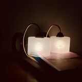 Paire d'appliques murales col de cygne en laiton et tulipe en verre blanc