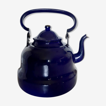 Midnight blue enamelled kettle