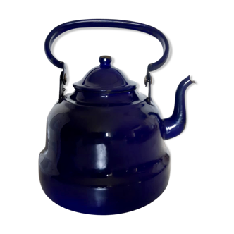 Midnight blue enamelled kettle